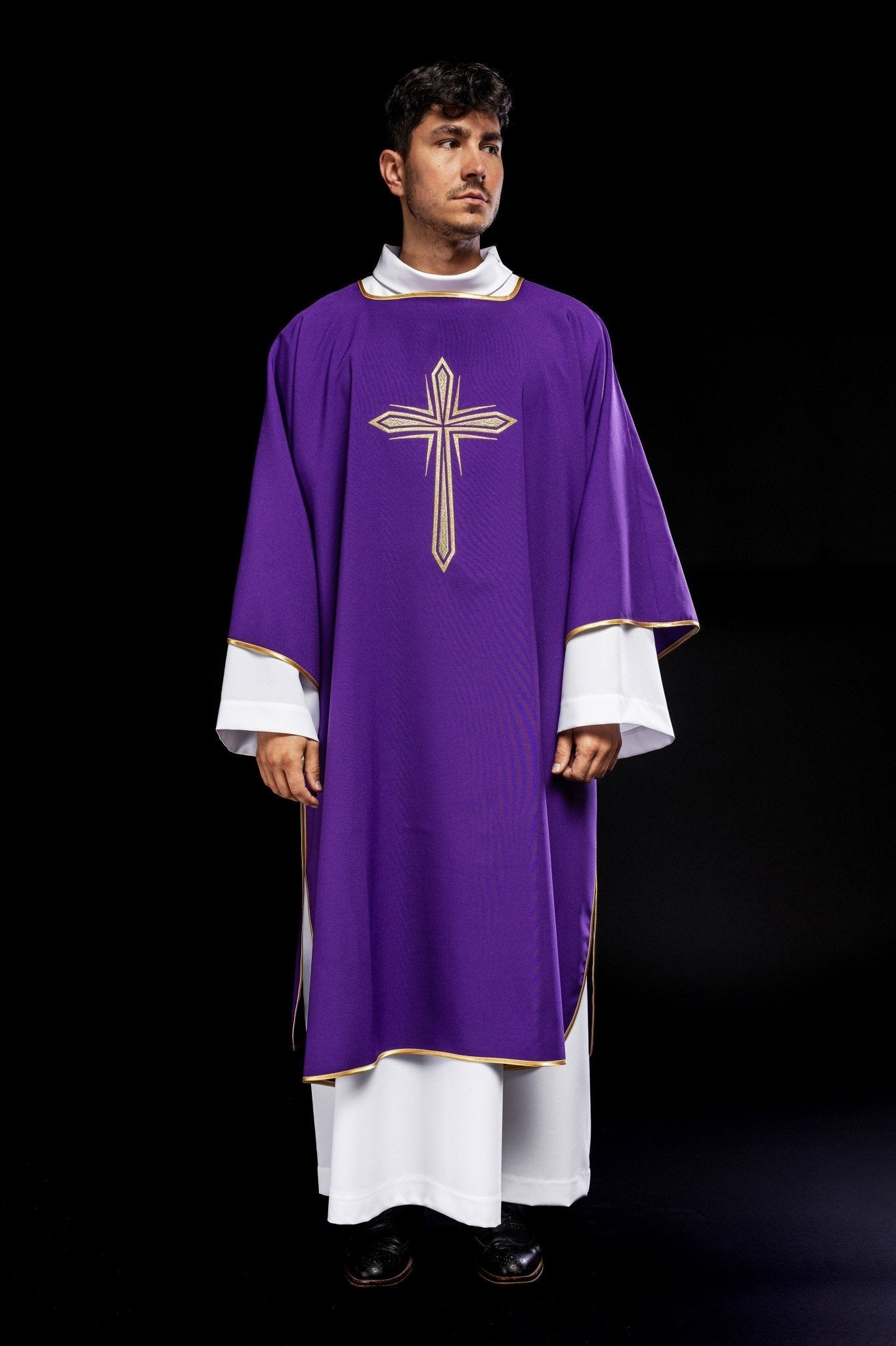 Dalmatien violet avec croix brodée en or KDL/037/03/12/D - CHASUBLES.FR