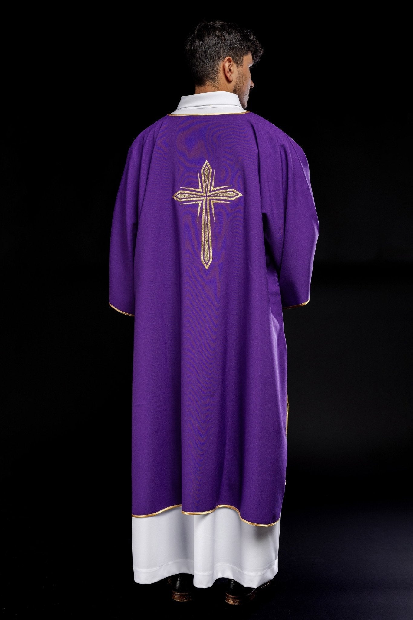 Dalmatien violet avec croix brodée en or KDL/037/03/12/D - CHASUBLES.FR