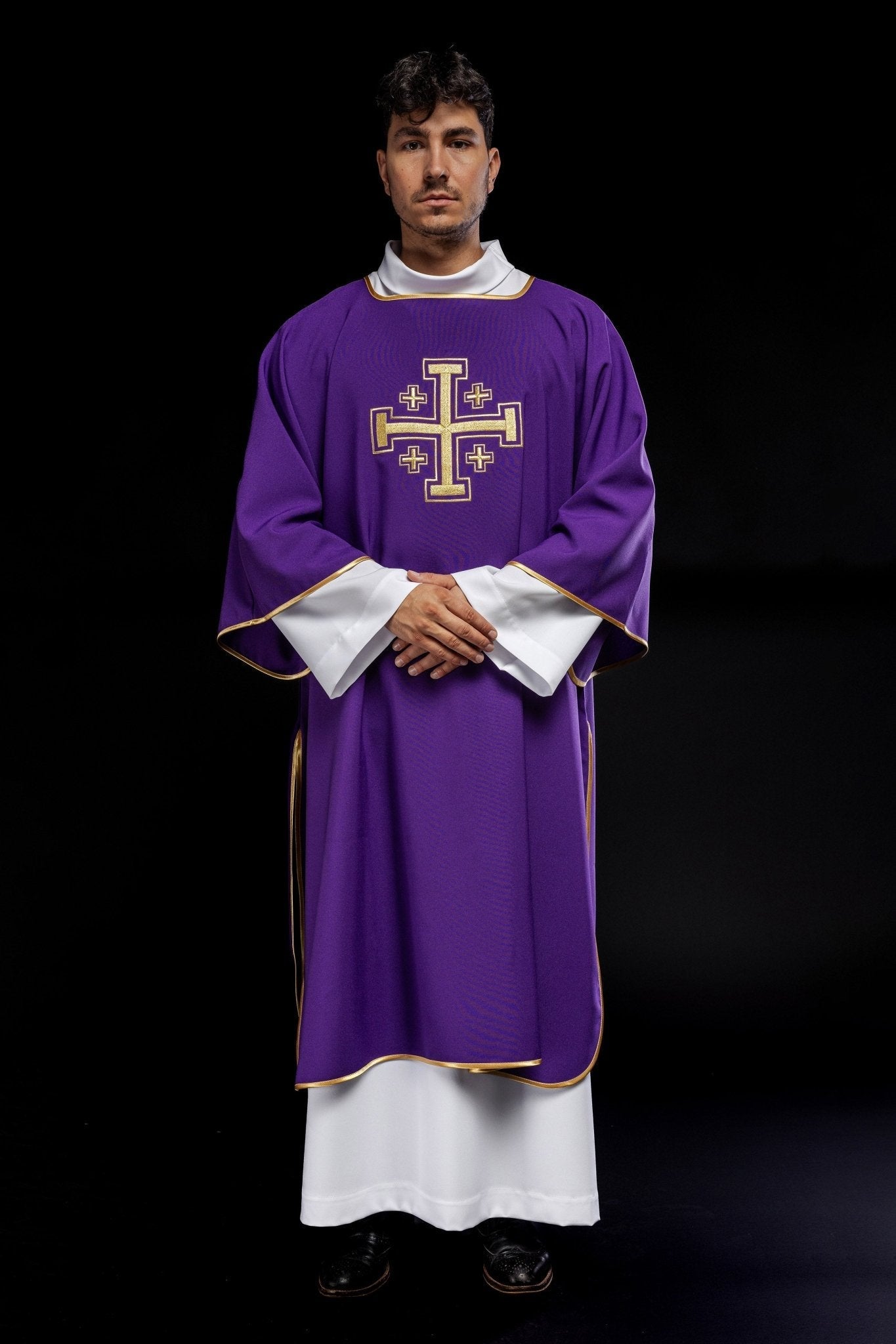 Dalmatien violet avec croix brodées en or KDL/022/03/12/D - CHASUBLES.FR
