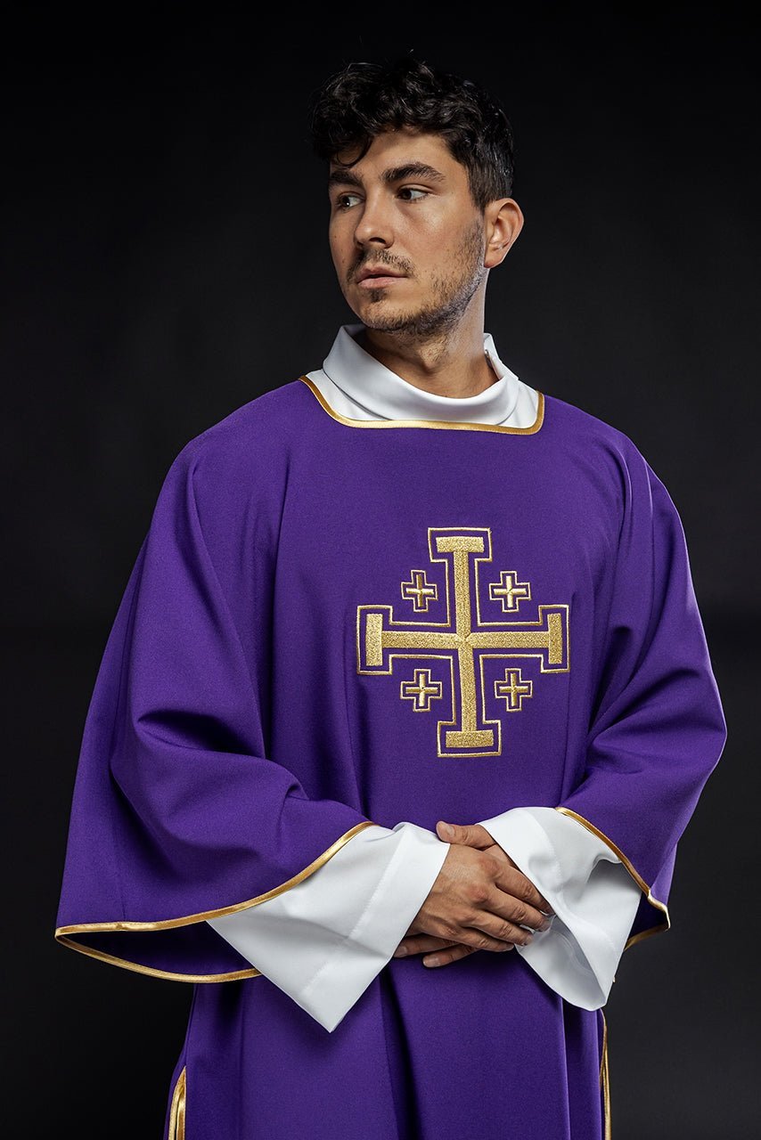 Dalmatien violet avec croix brodées en or KDL/022/03/12/D - CHASUBLES.FR