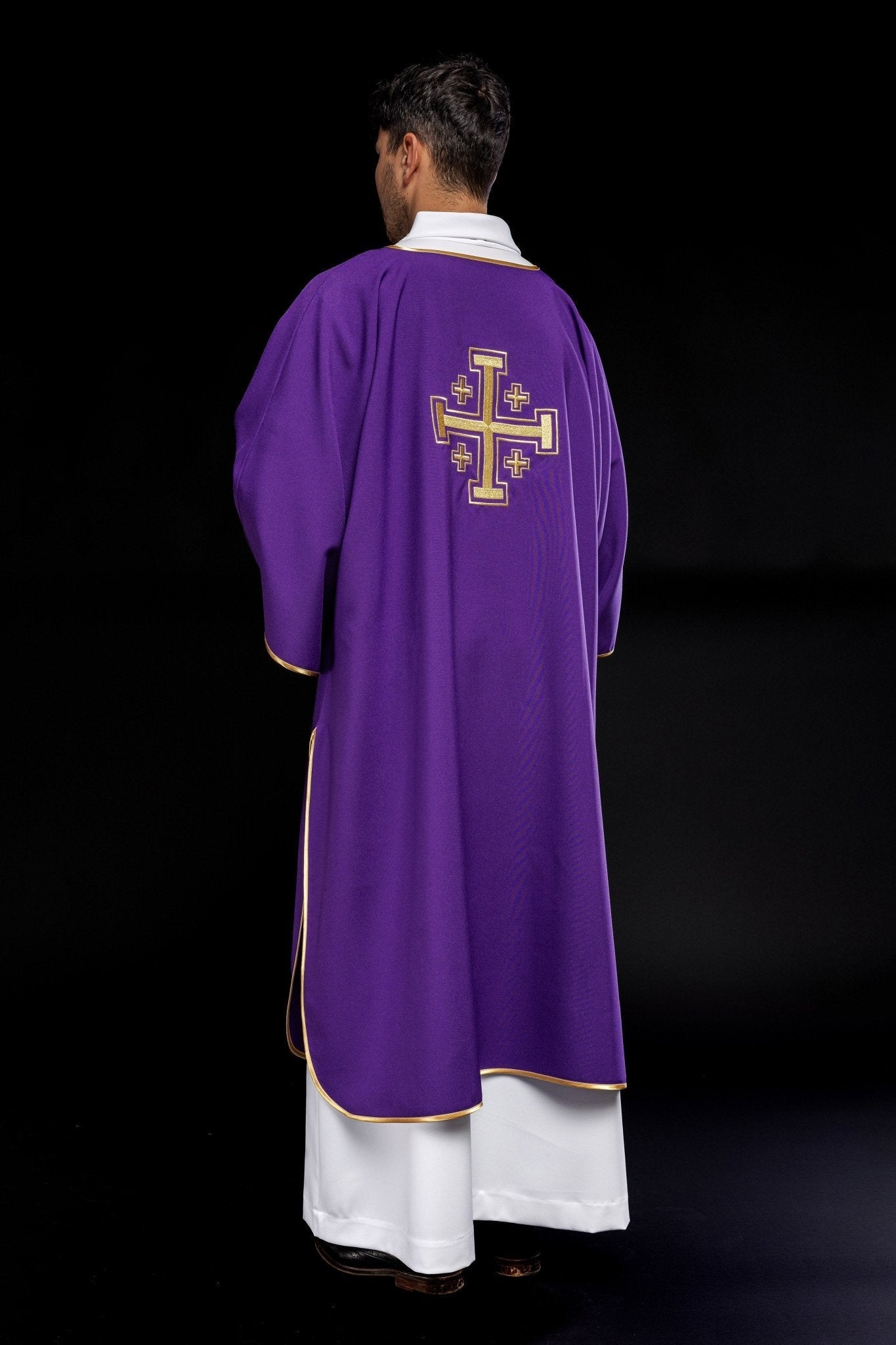 Dalmatien violet avec croix brodées en or KDL/022/03/12/D - CHASUBLES.FR
