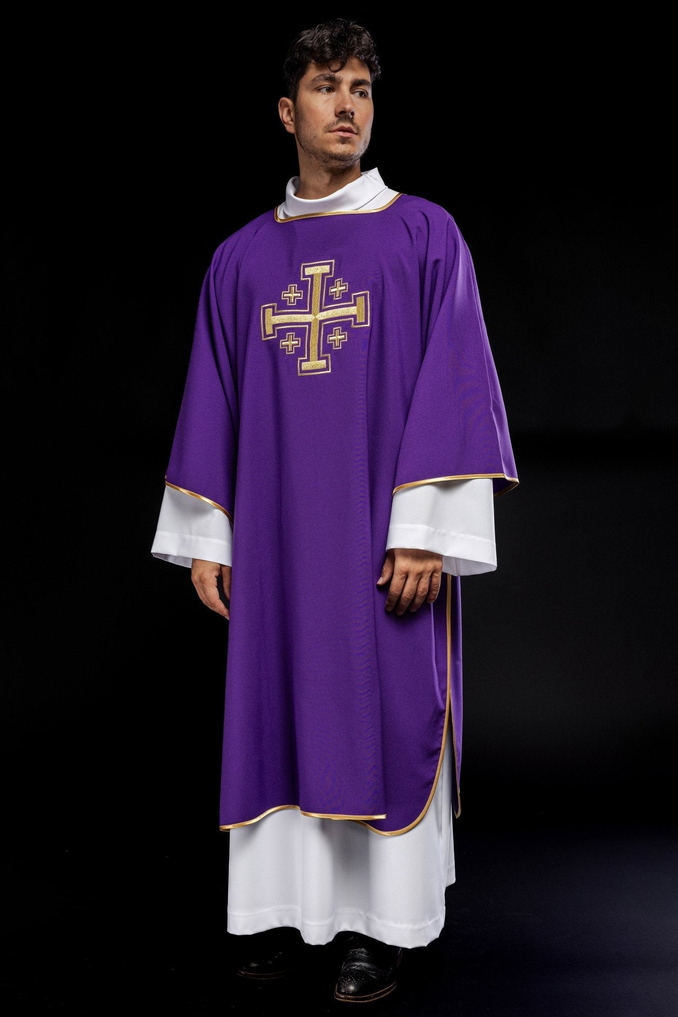 Dalmatien violet avec croix brodées en or KDL/022/03/12/D - CHASUBLES.FR