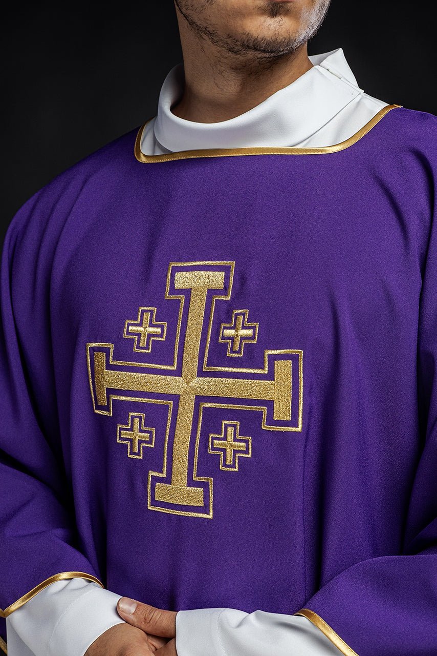 Dalmatien violet avec croix brodées en or KDL/022/03/12/D - CHASUBLES.FR