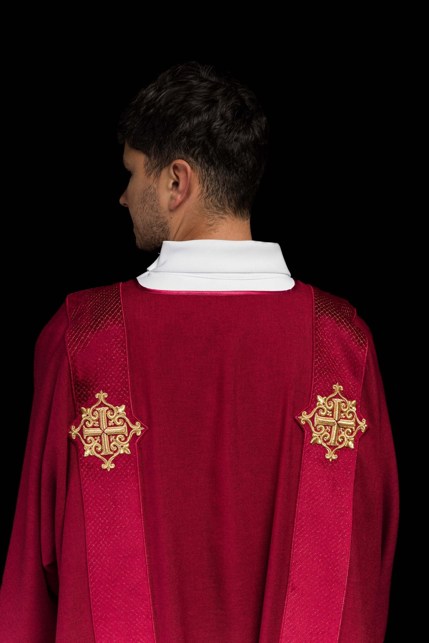 Dalmatique avec bandes en velours ornées de symboles de la Croix rouge LE/1030/02/B - CHASUBLES.FR