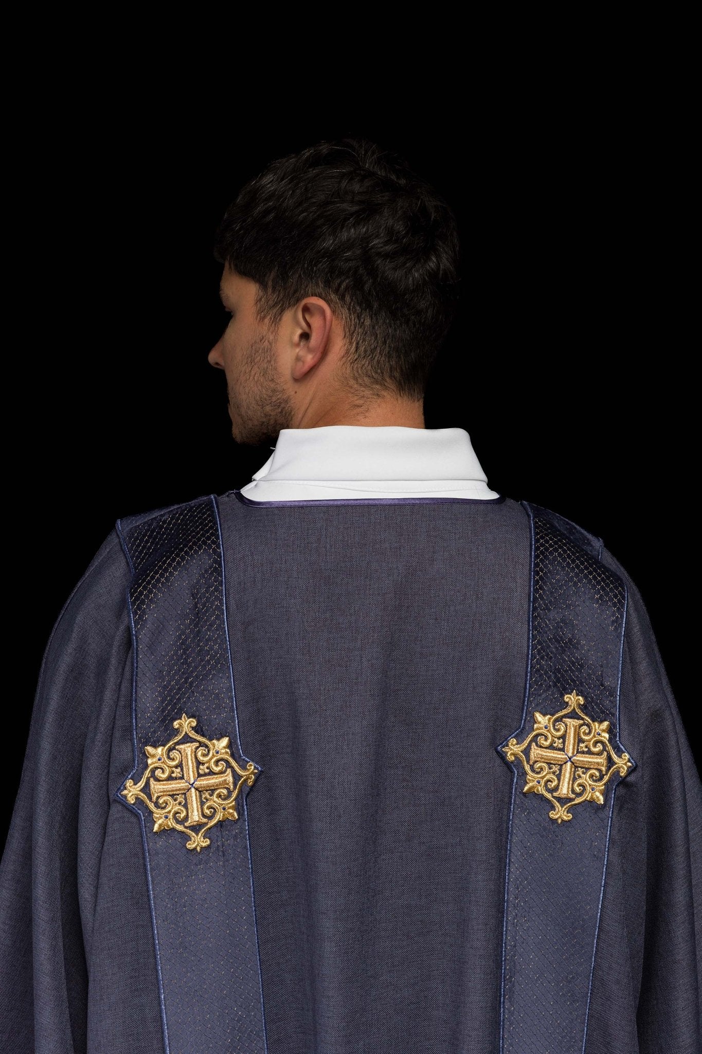Dalmatique avec bandes en velours ornées de symboles de la Croix violette LE/1030/03/B - CHASUBLES.FR