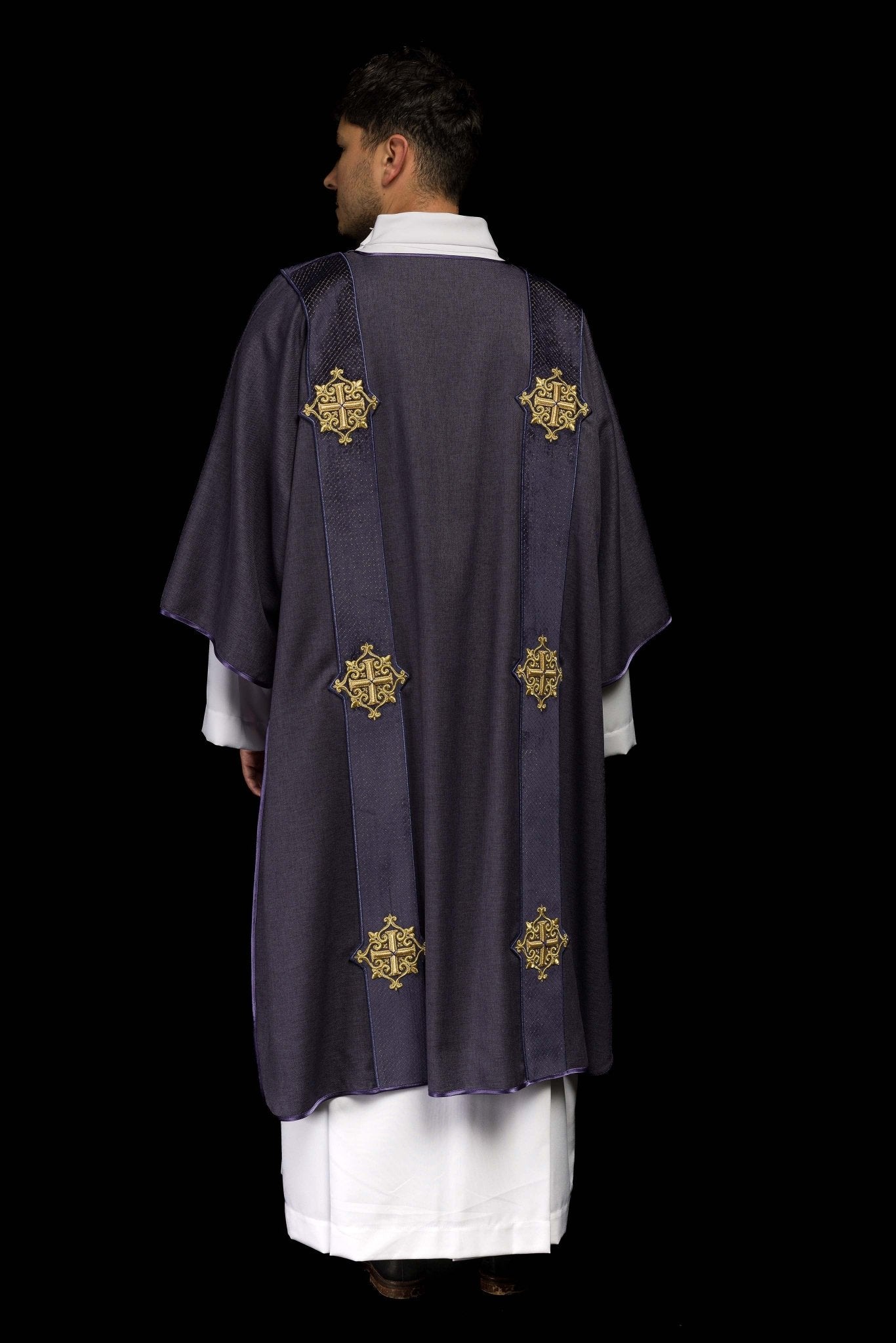 Dalmatique avec bandes en velours ornées de symboles de la Croix violette LE/1030/03/B - CHASUBLES.FR