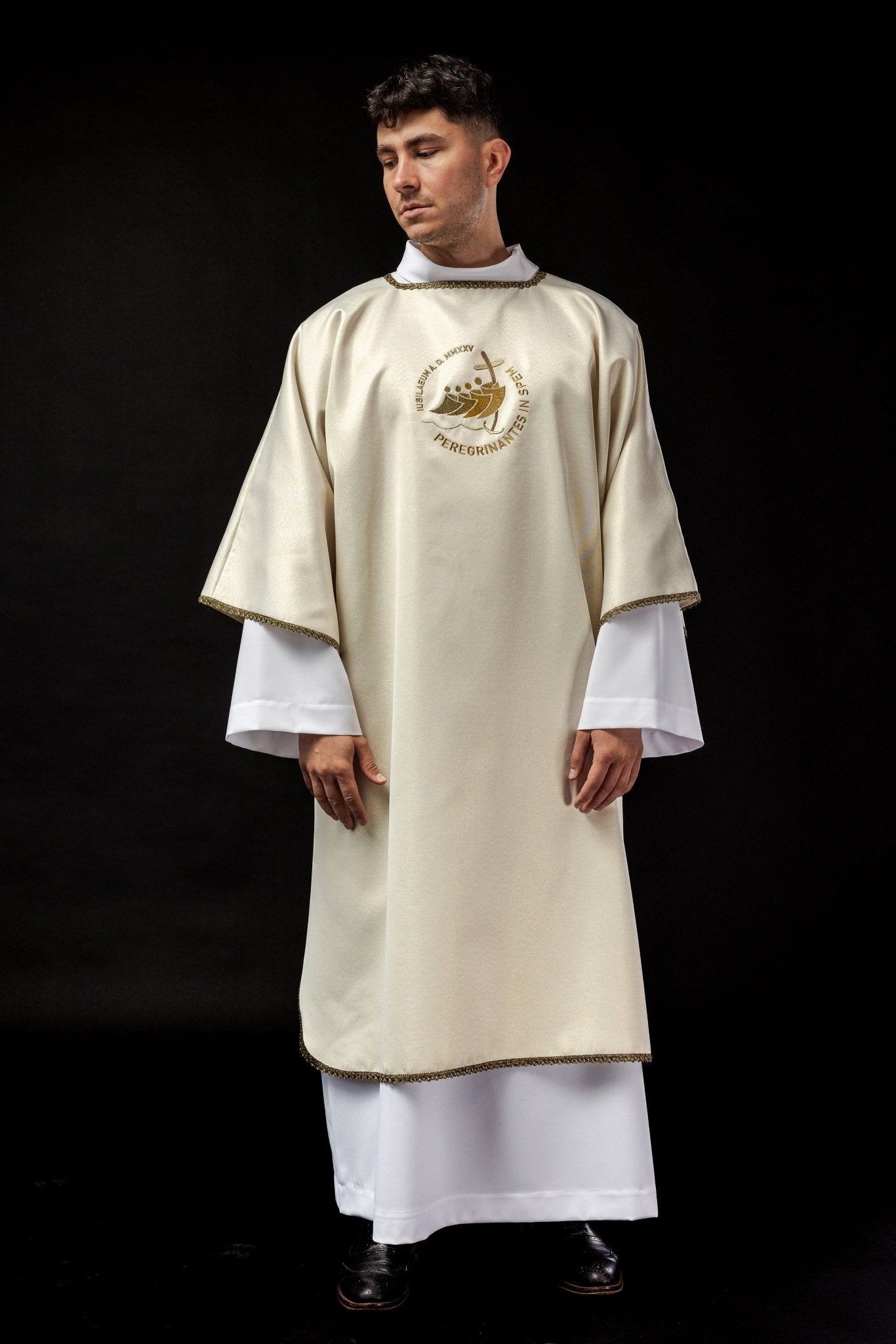Dalmatique avec broderie "JUBILÉ ROME 2025" sur tissu brillant écru JR/038/05/54/D - CHASUBLES.FR