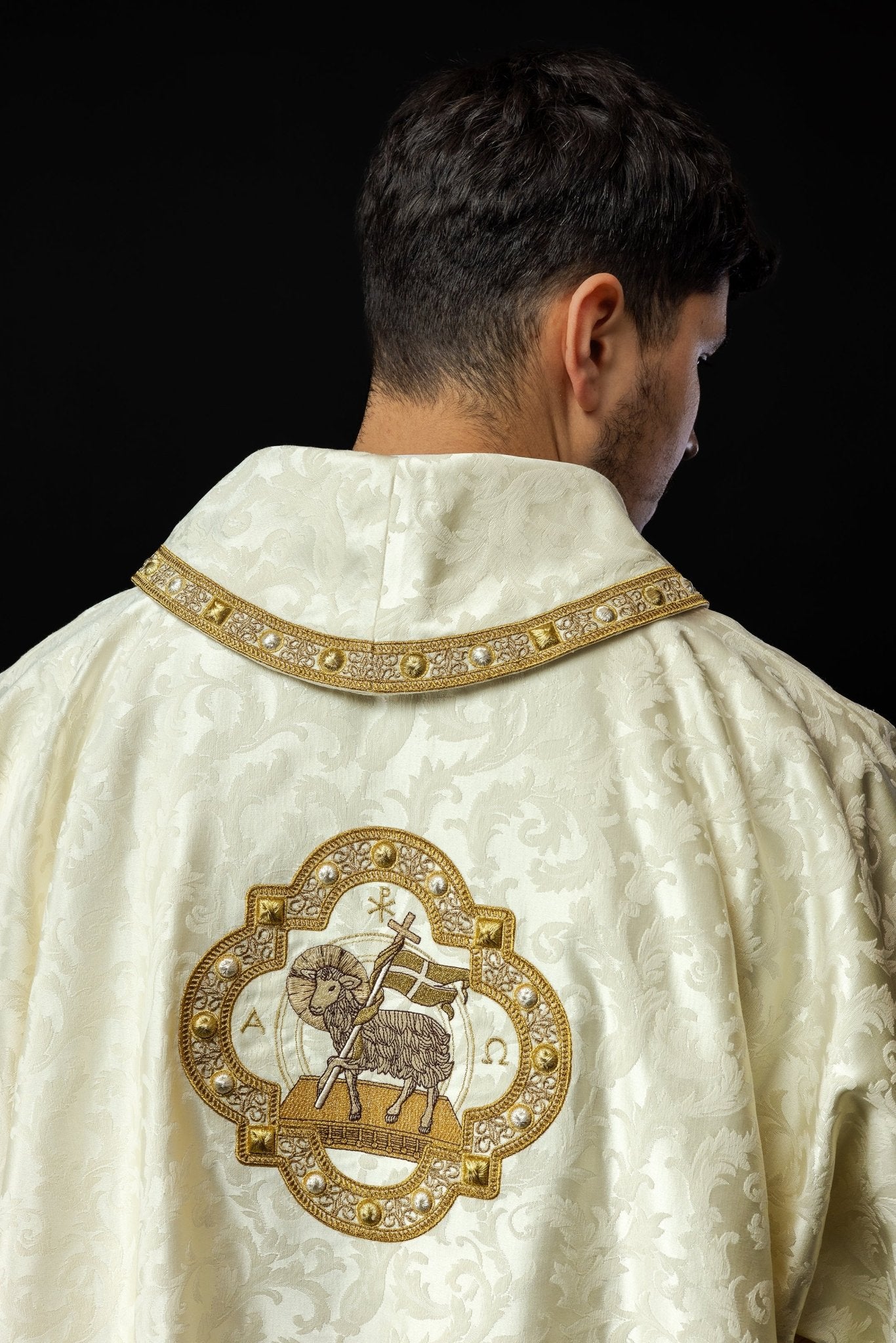 Dalmatique avec l'Agneau de Pâques confectionnée dans un tissu décoratif S - 1072 - 05 - 88 - D - CHASUBLES.FR