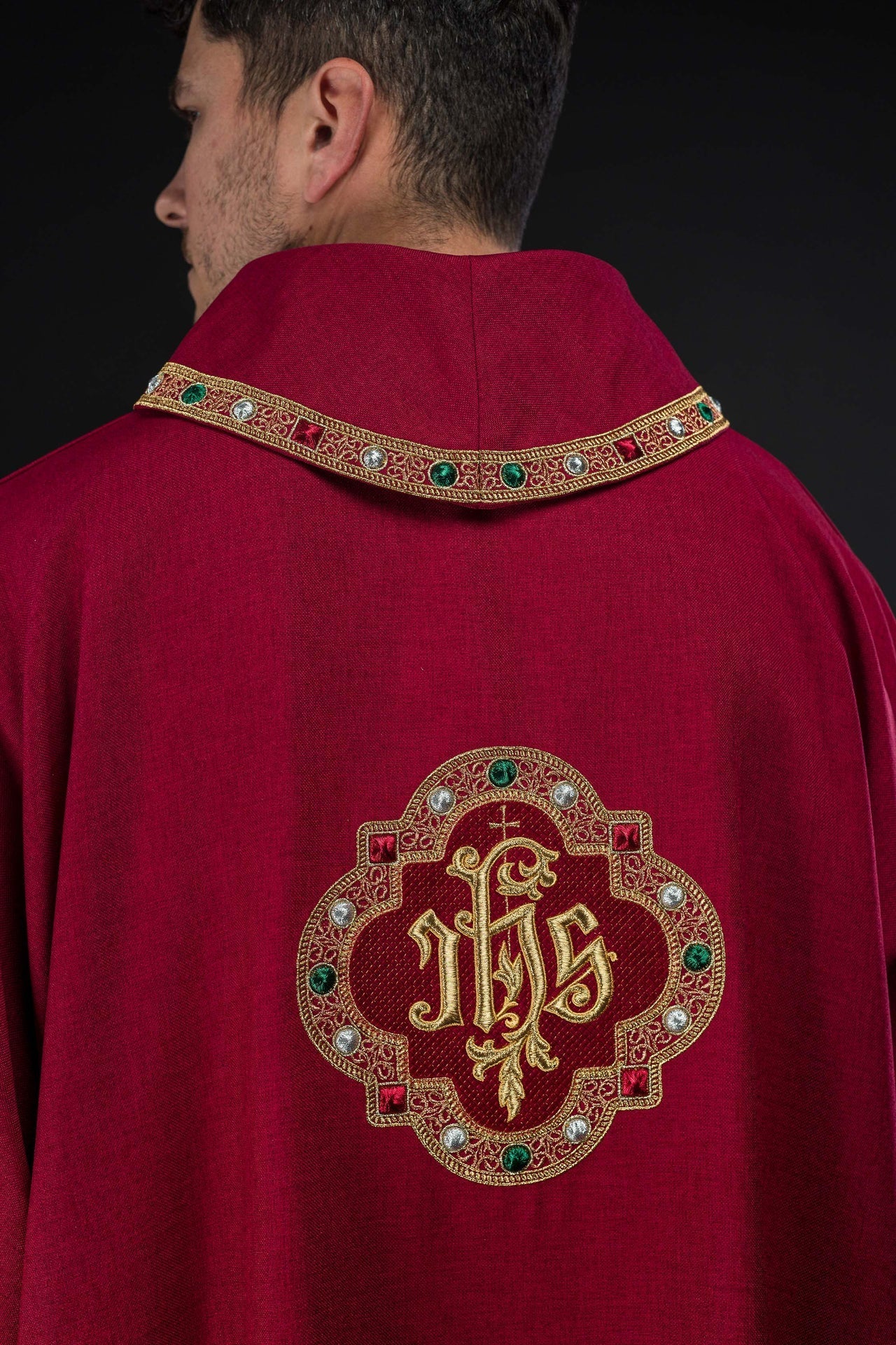 Dalmatique avec le symbole IHS et col de couleur rouge S-1073-02-70-D - CHASUBLES.FR