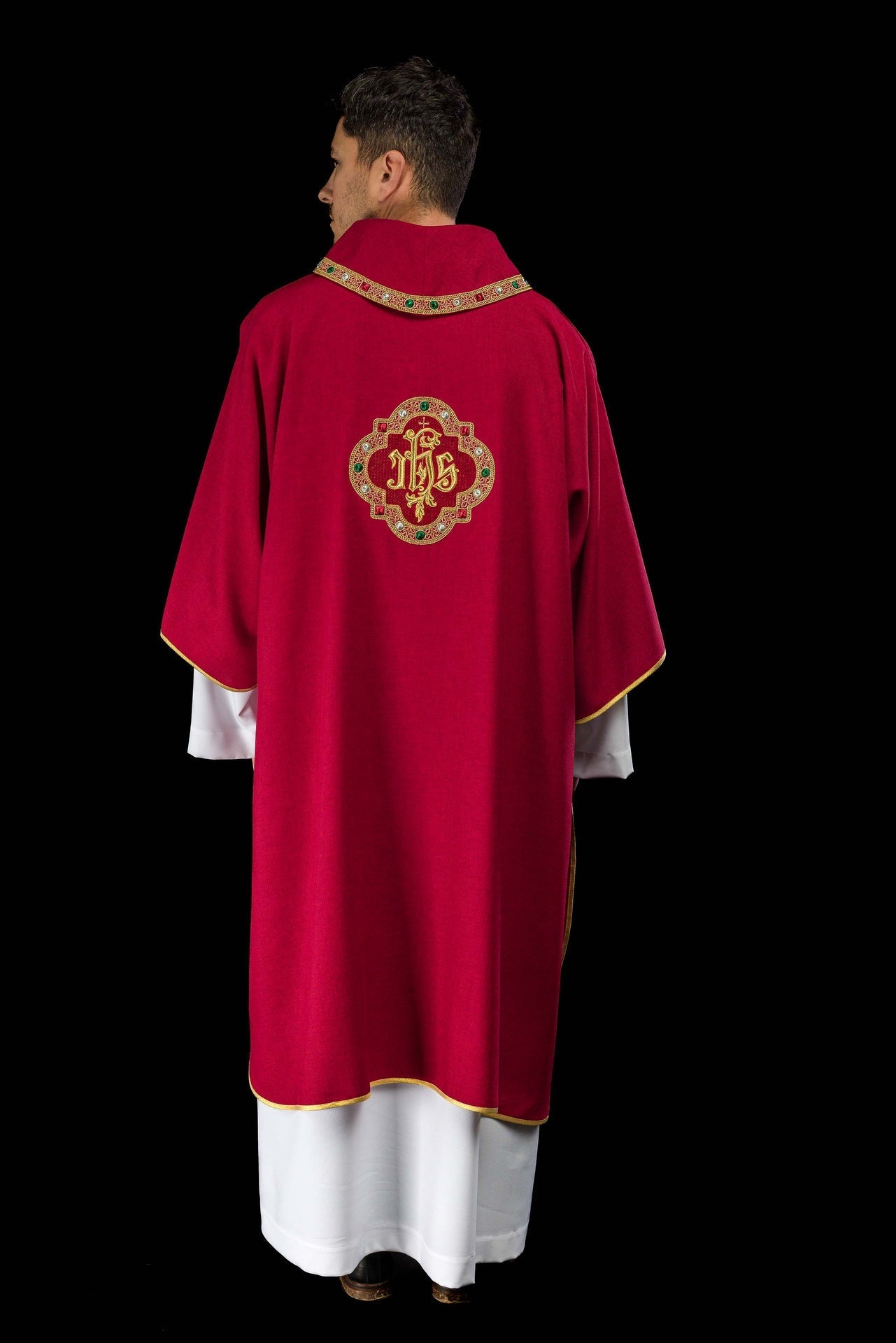 Dalmatique avec le symbole IHS et col de couleur rouge S-1073-02-70-D - CHASUBLES.FR