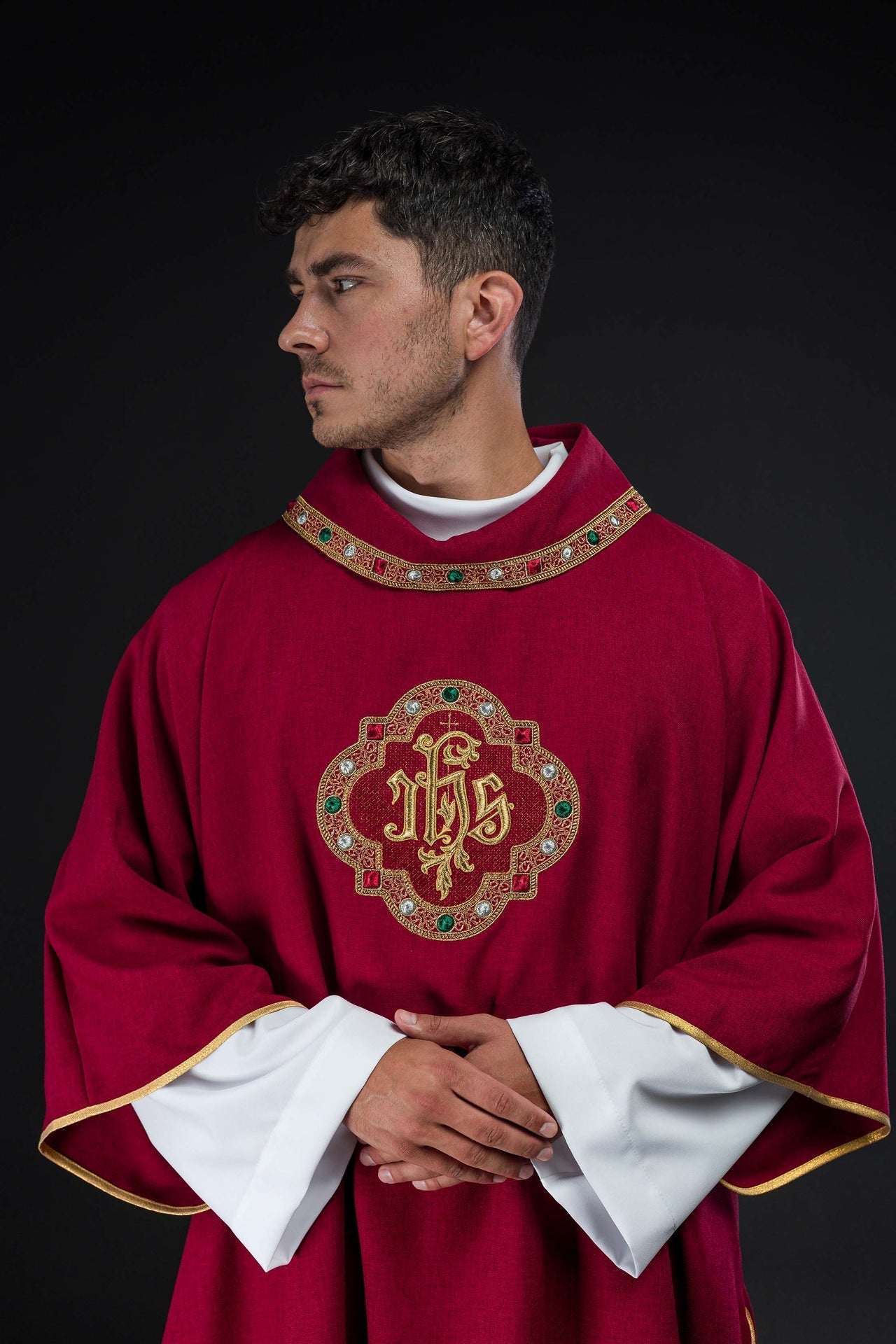 Dalmatique avec le symbole IHS et col de couleur rouge S-1073-02-70-D - CHASUBLES.FR
