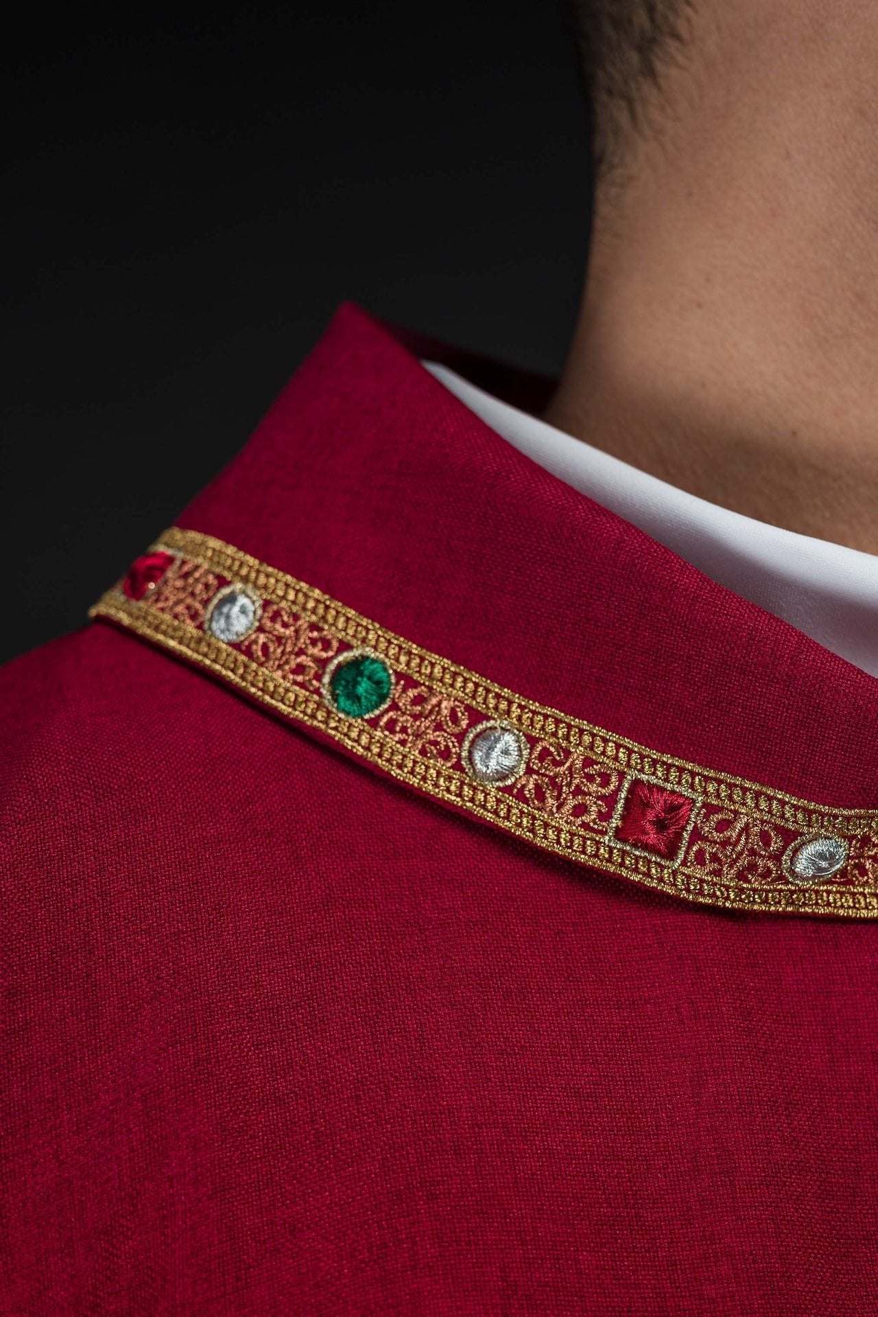 Dalmatique avec le symbole IHS et col de couleur rouge S-1073-02-70-D - CHASUBLES.FR