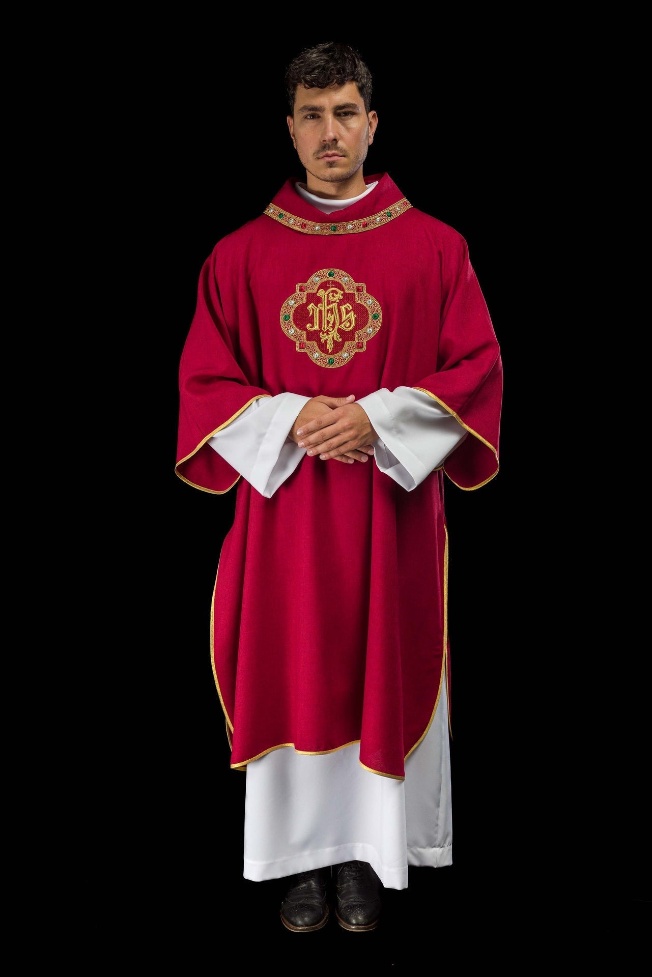 Dalmatique avec le symbole IHS et col de couleur rouge S-1073-02-70-D - CHASUBLES.FR