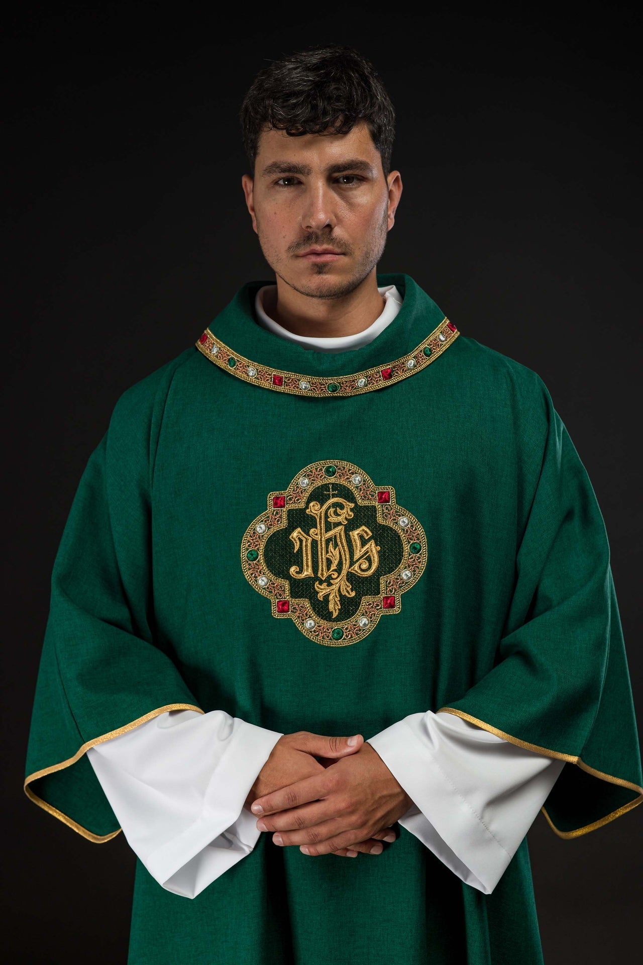 Dalmatique avec le symbole IHS et col de couleur verte S-1073-01-70-D - CHASUBLES.FR