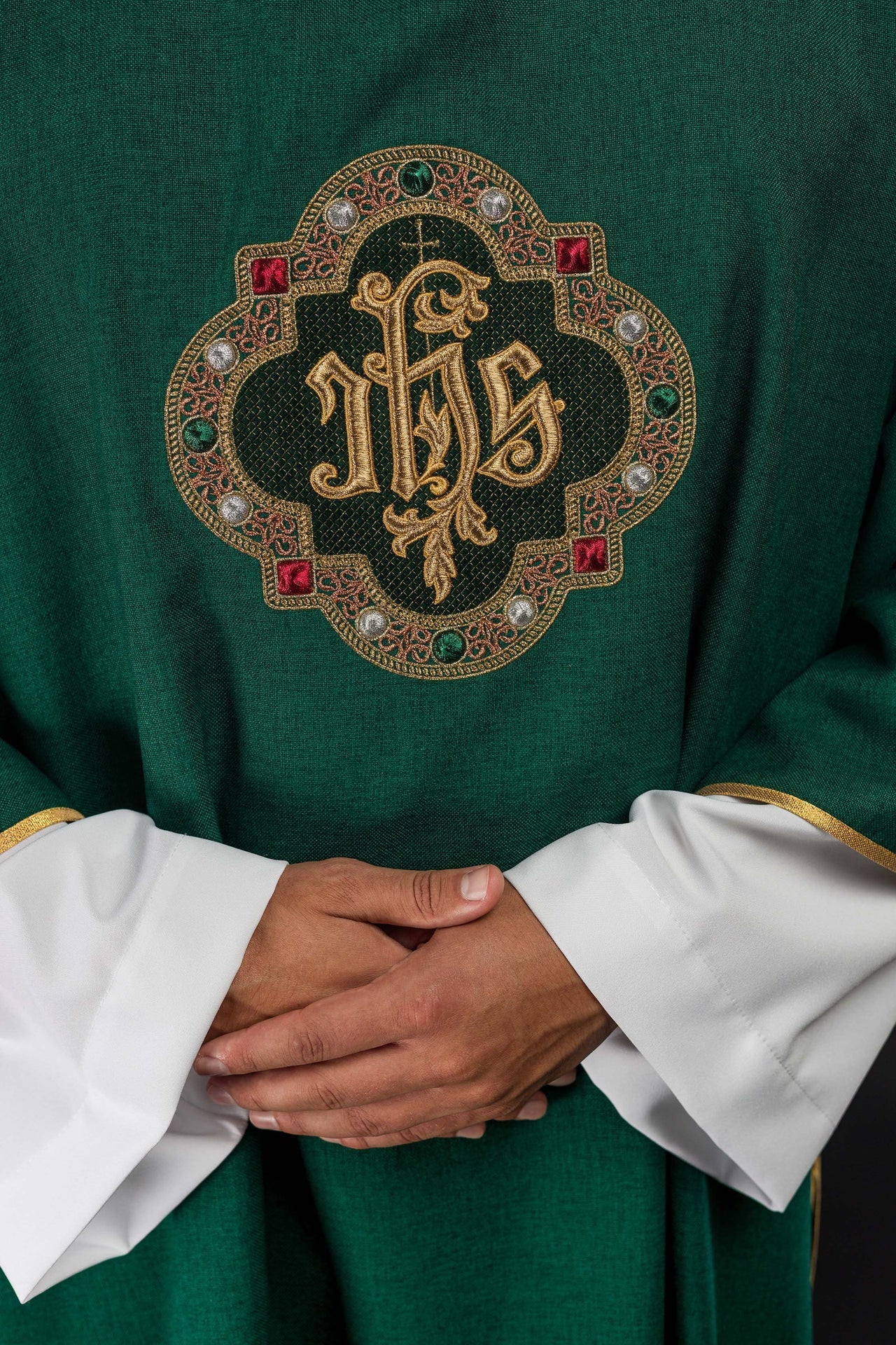 Dalmatique avec le symbole IHS et col de couleur verte S-1073-01-70-D - CHASUBLES.FR