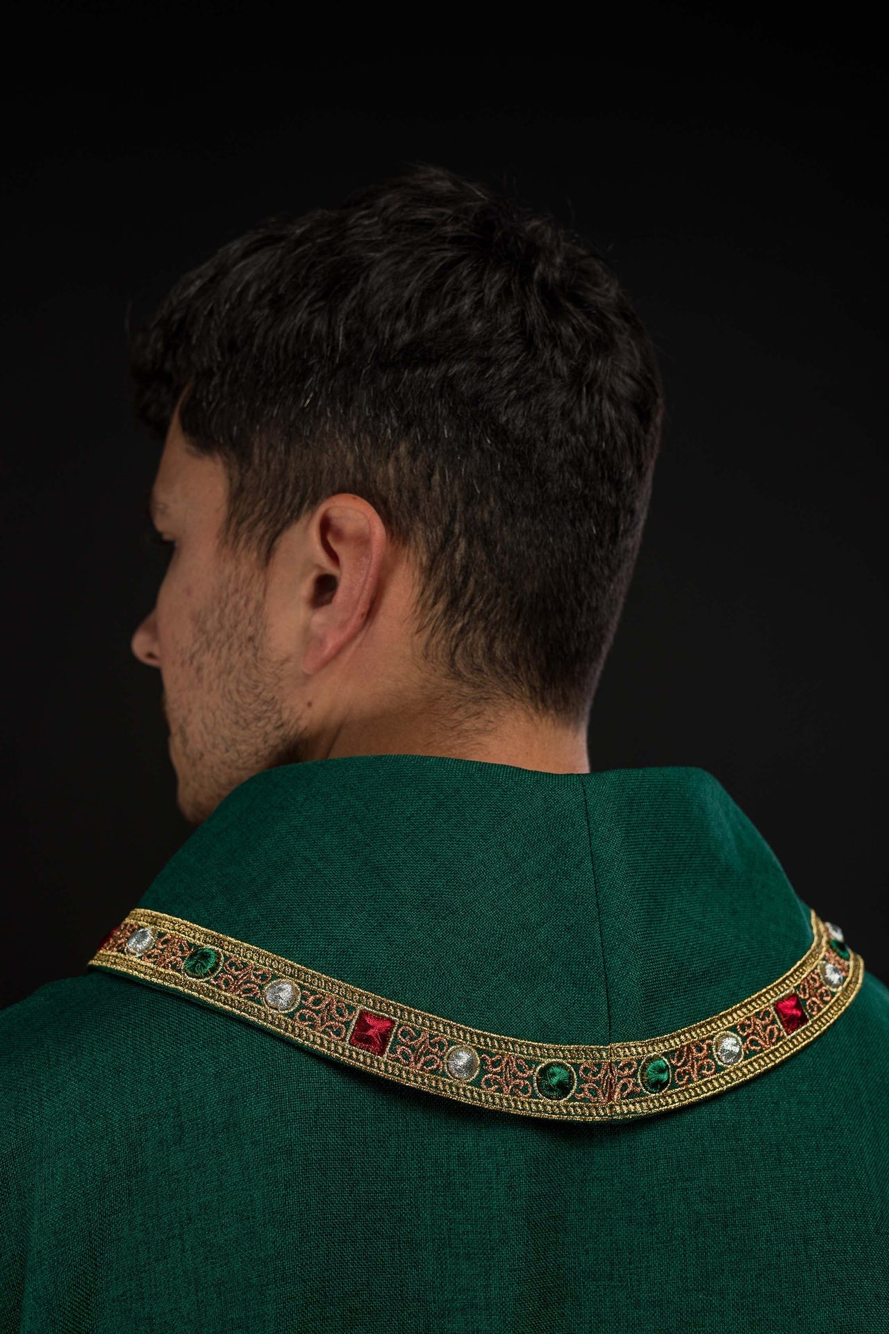 Dalmatique avec le symbole IHS et col de couleur verte S-1073-01-70-D - CHASUBLES.FR