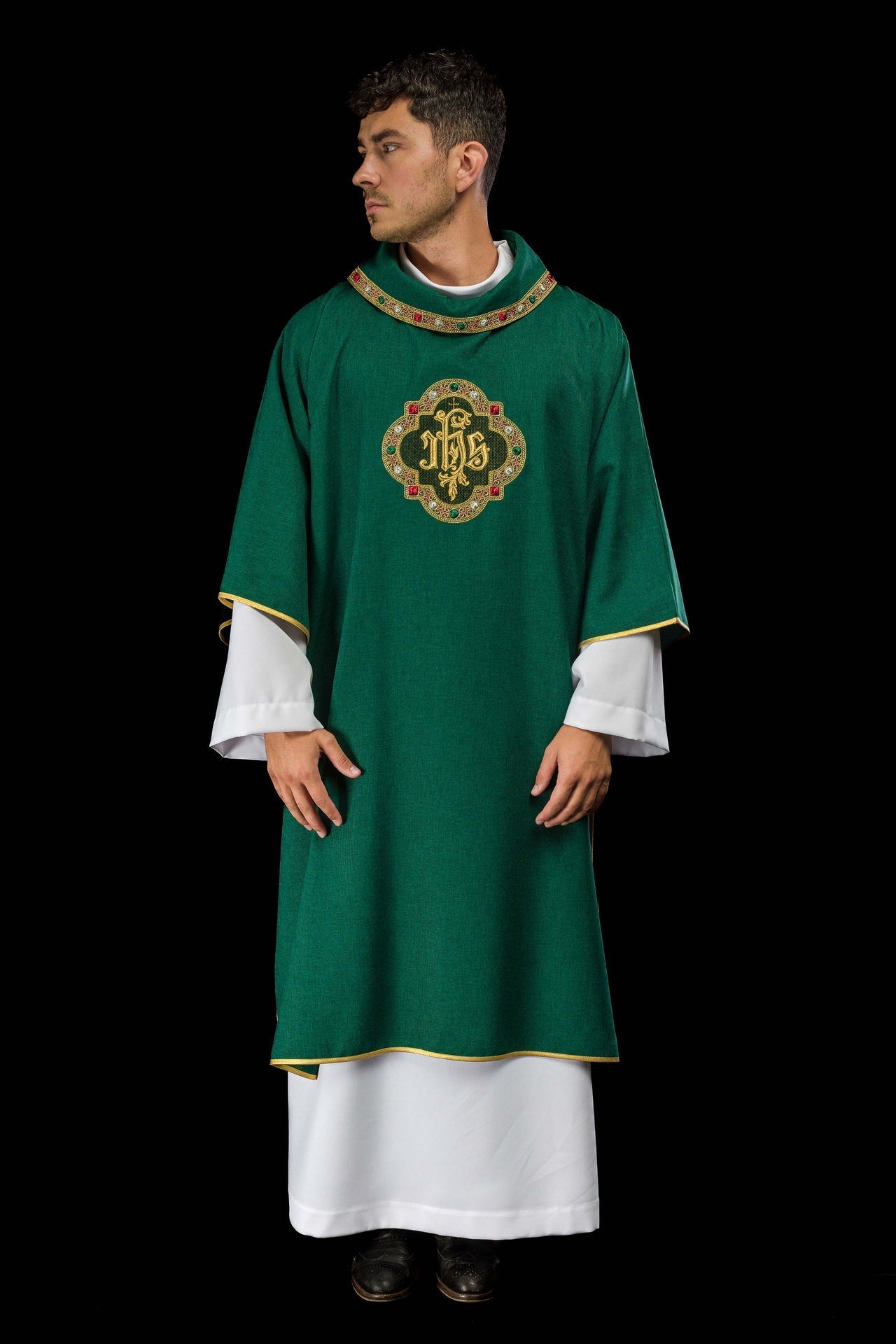 Dalmatique avec le symbole IHS et col de couleur verte S-1073-01-70-D - CHASUBLES.FR