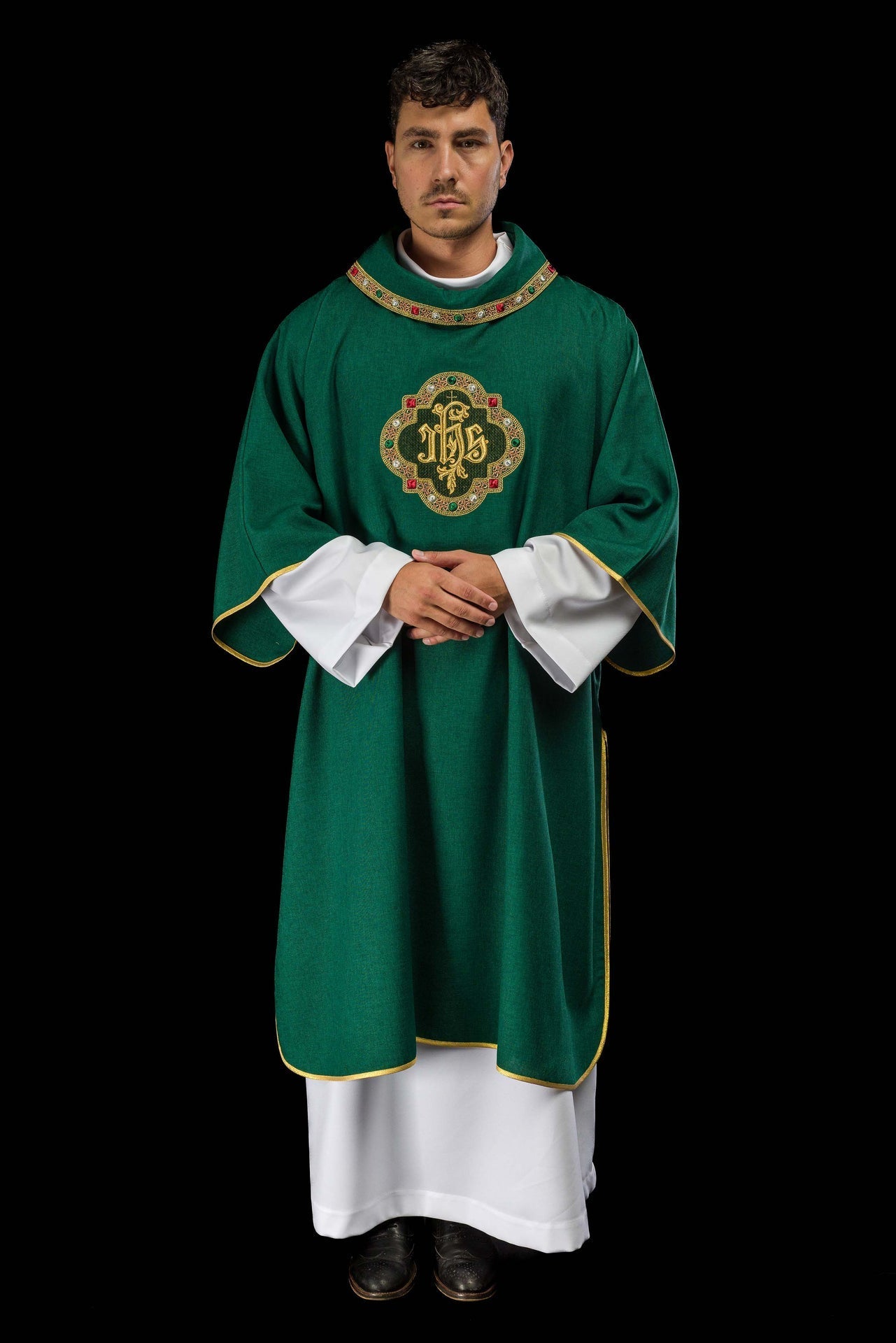Dalmatique avec le symbole IHS et col de couleur verte S-1073-01-70-D - CHASUBLES.FR