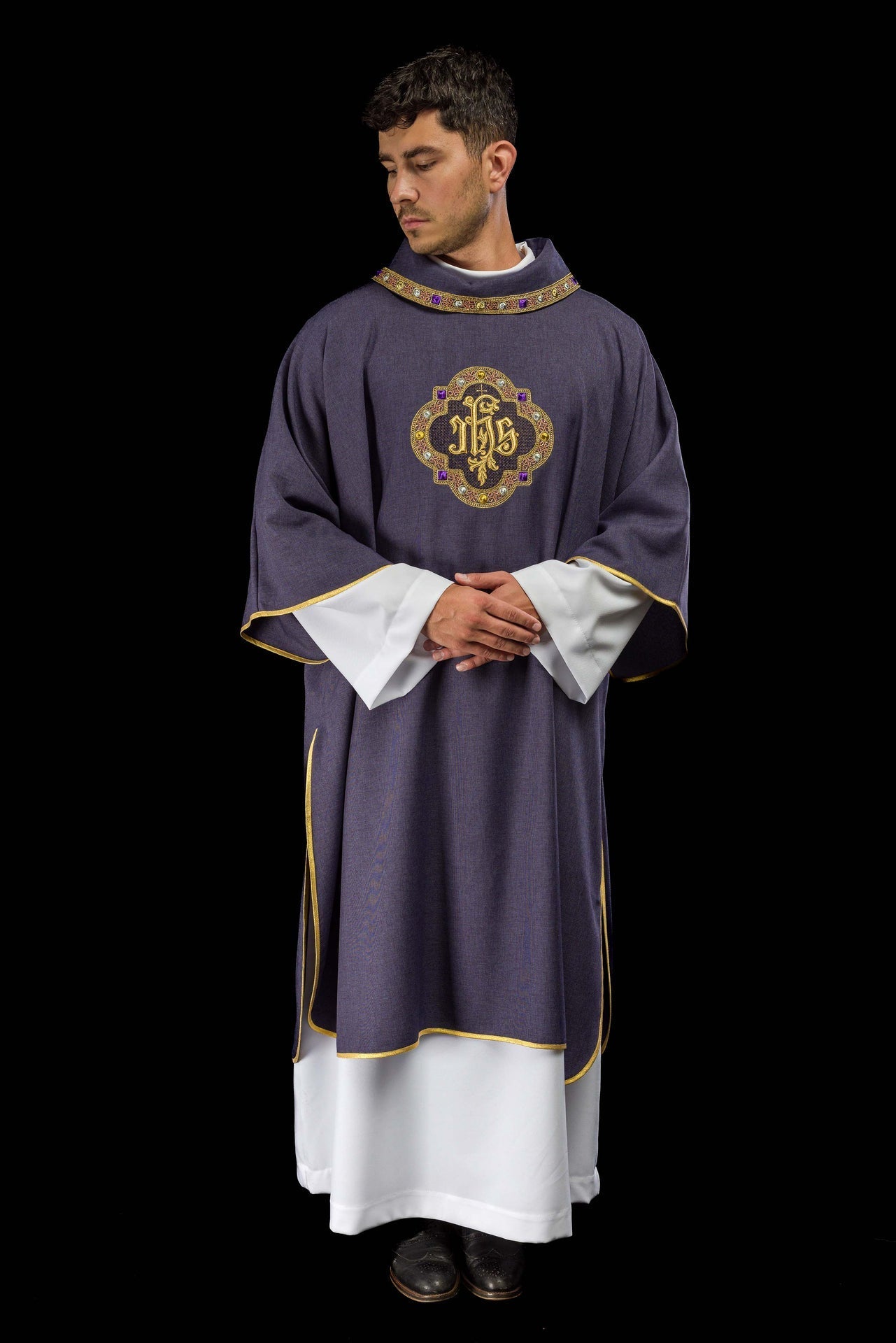 Dalmatique avec le symbole IHS et col de couleur violette S-1073-03-70-D - CHASUBLES.FR