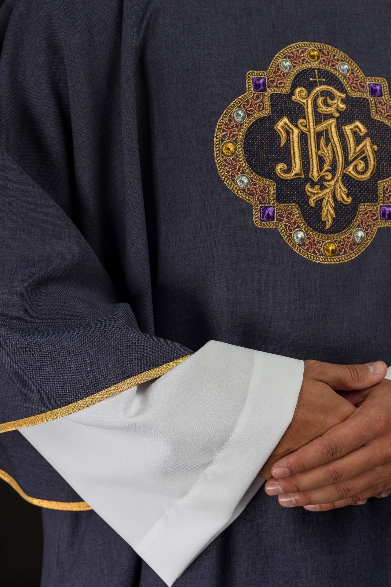 Dalmatique avec le symbole IHS et col de couleur violette S-1073-03-70-D - CHASUBLES.FR