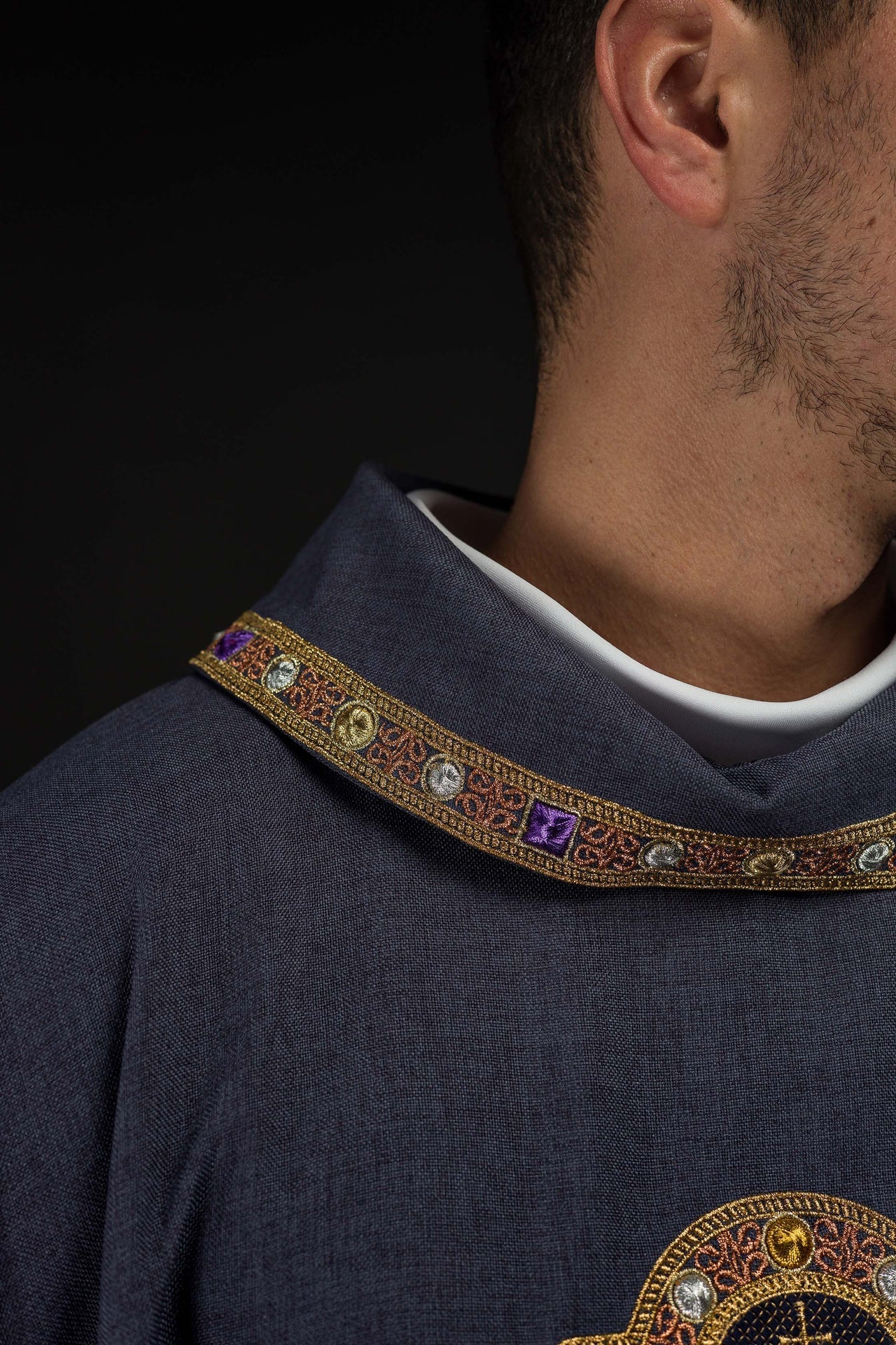 Dalmatique avec le symbole IHS et col de couleur violette S-1073-03-70-D - CHASUBLES.FR