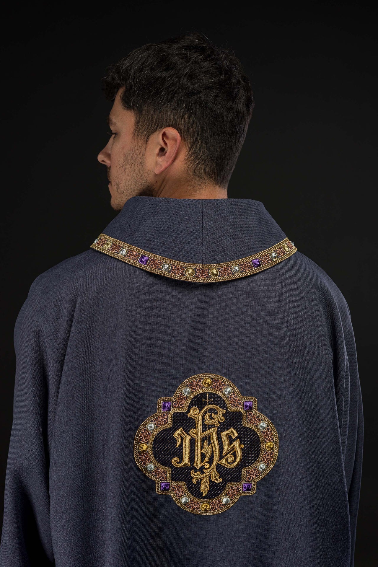 Dalmatique avec le symbole IHS et col de couleur violette S-1073-03-70-D - CHASUBLES.FR