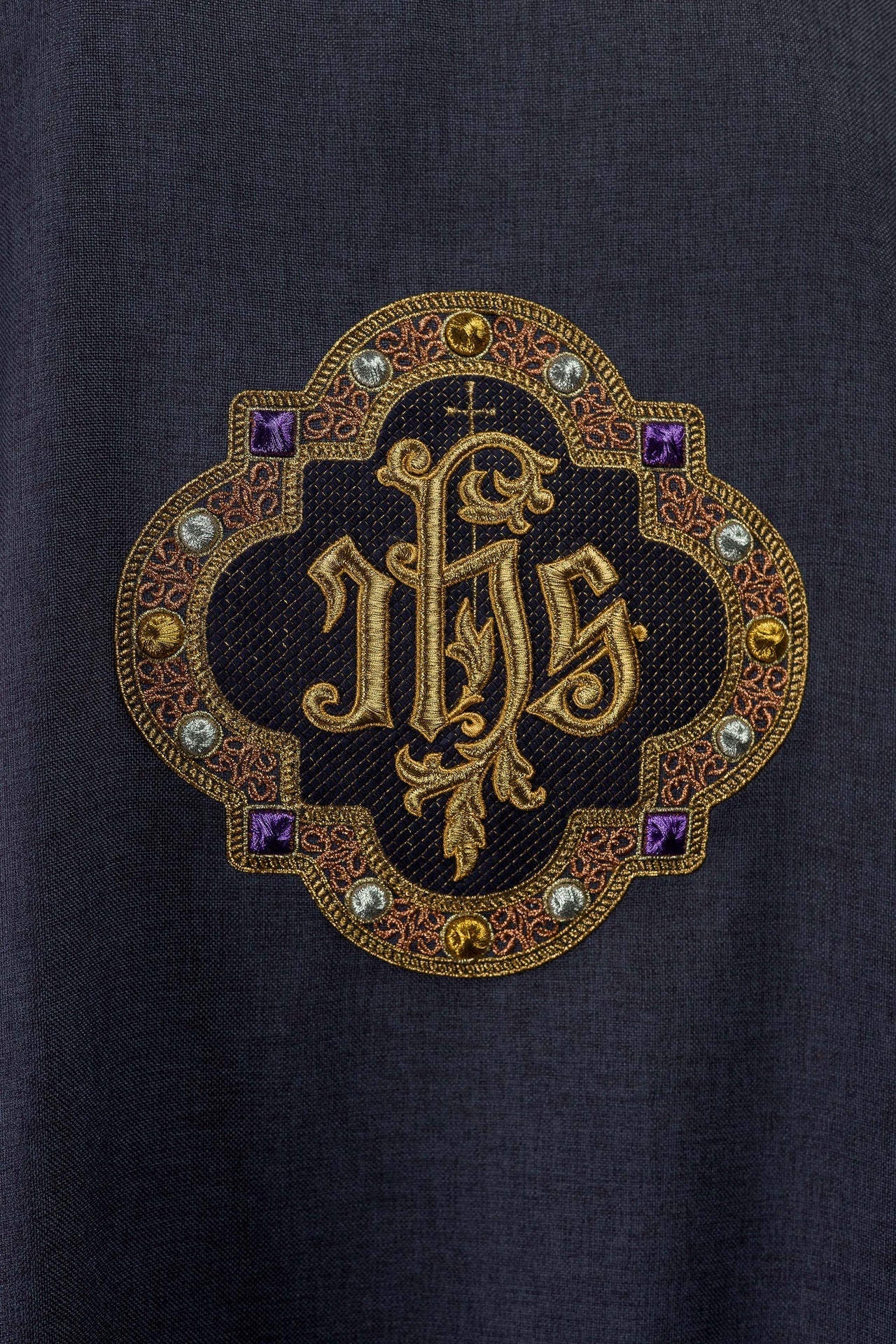Dalmatique avec le symbole IHS et col de couleur violette S-1073-03-70-D - CHASUBLES.FR