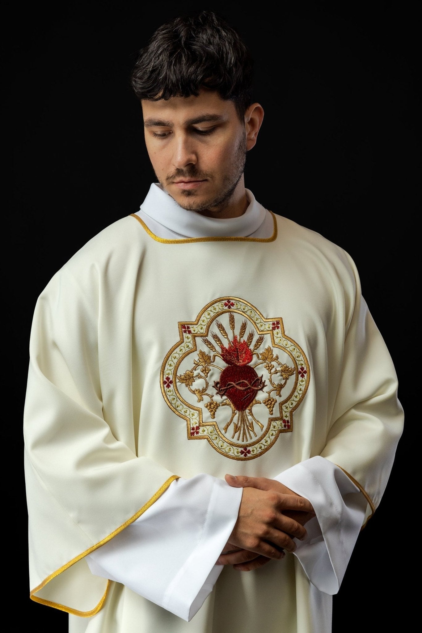 Dalmatique avec motif du Cœur de Jésus et de la coupe eucharistique KDL/118/05/01/D - CHASUBLES.FR