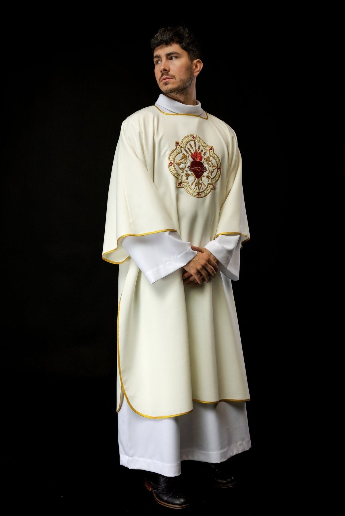 Dalmatique avec motif du Cœur de Jésus et de la coupe eucharistique KDL/118/05/01/D - CHASUBLES.FR