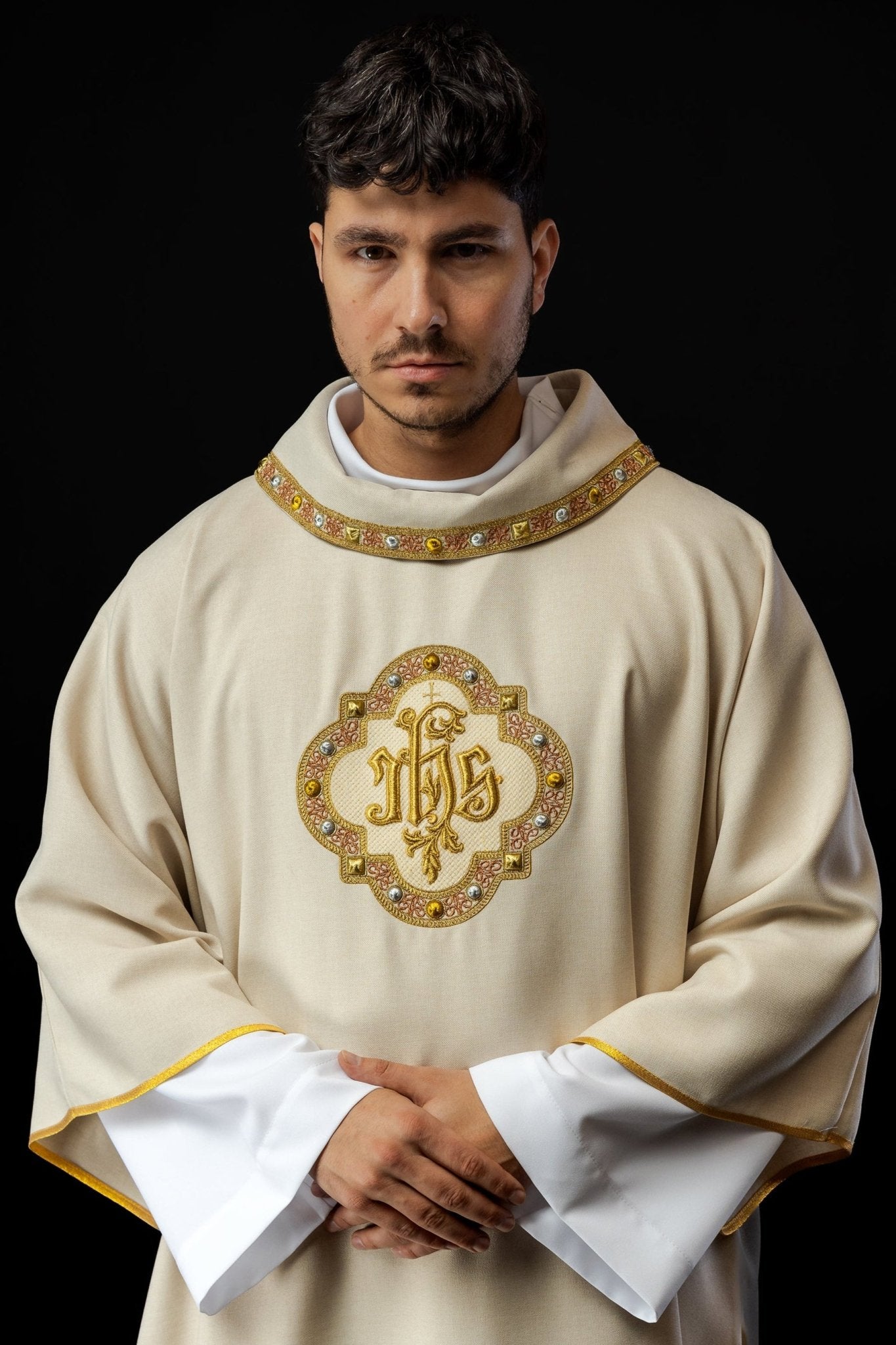 Dalmatique avec symbole IHS et collier écru S - 1073 - 05 - 70 - D - CHASUBLES.FR