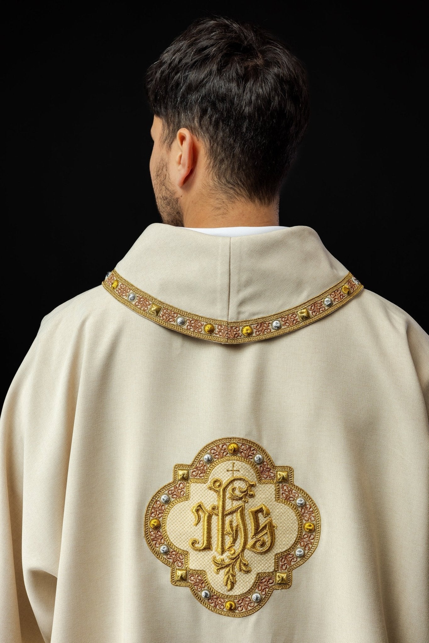 Dalmatique avec symbole IHS et collier écru S - 1073 - 05 - 70 - D - CHASUBLES.FR