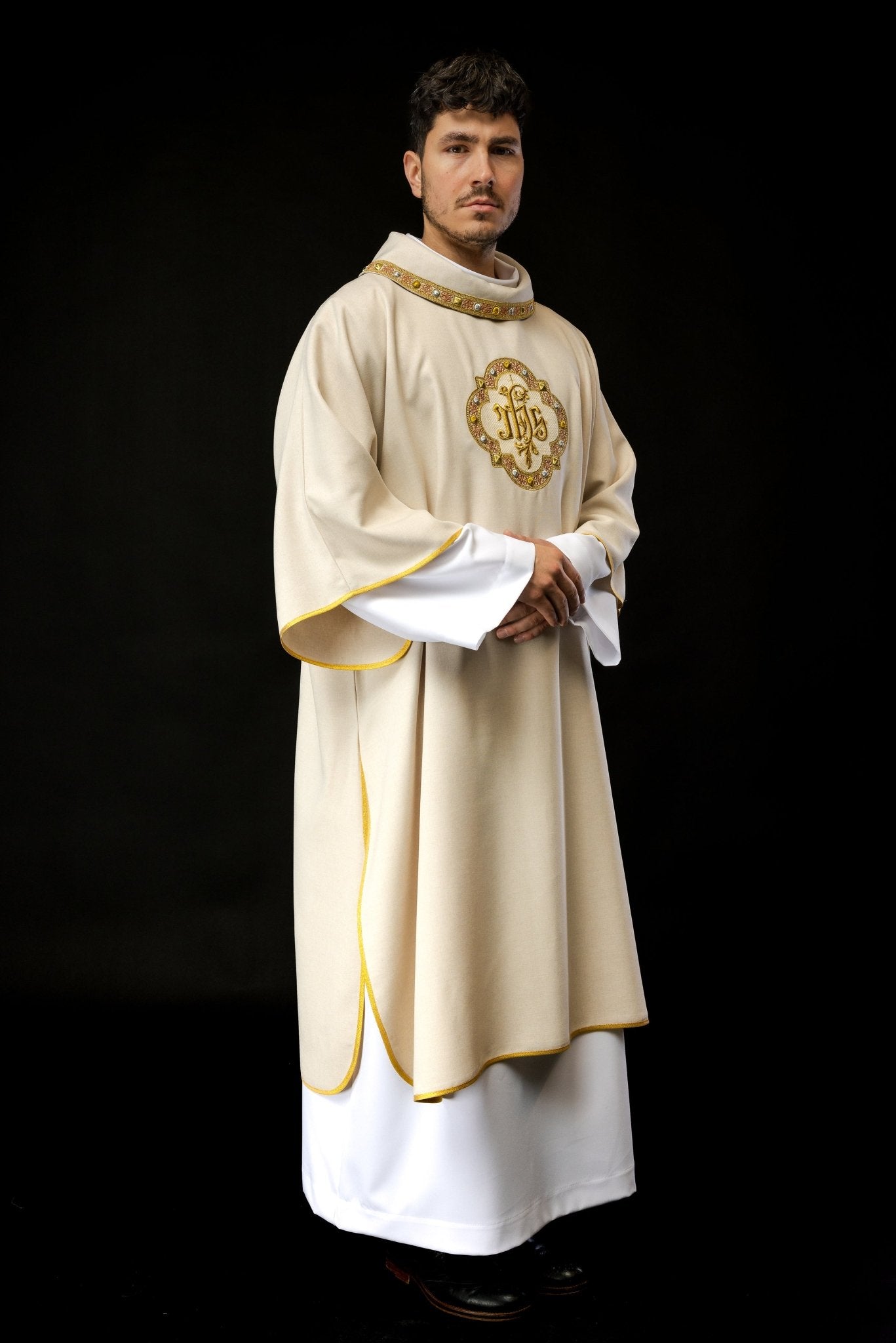 Dalmatique avec symbole IHS et collier écru S - 1073 - 05 - 70 - D - CHASUBLES.FR