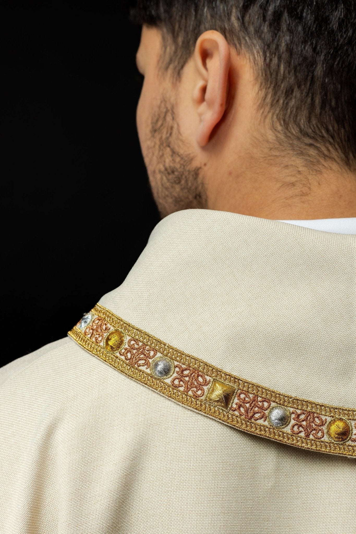 Dalmatique avec symbole IHS et collier écru S - 1073 - 05 - 70 - D - CHASUBLES.FR