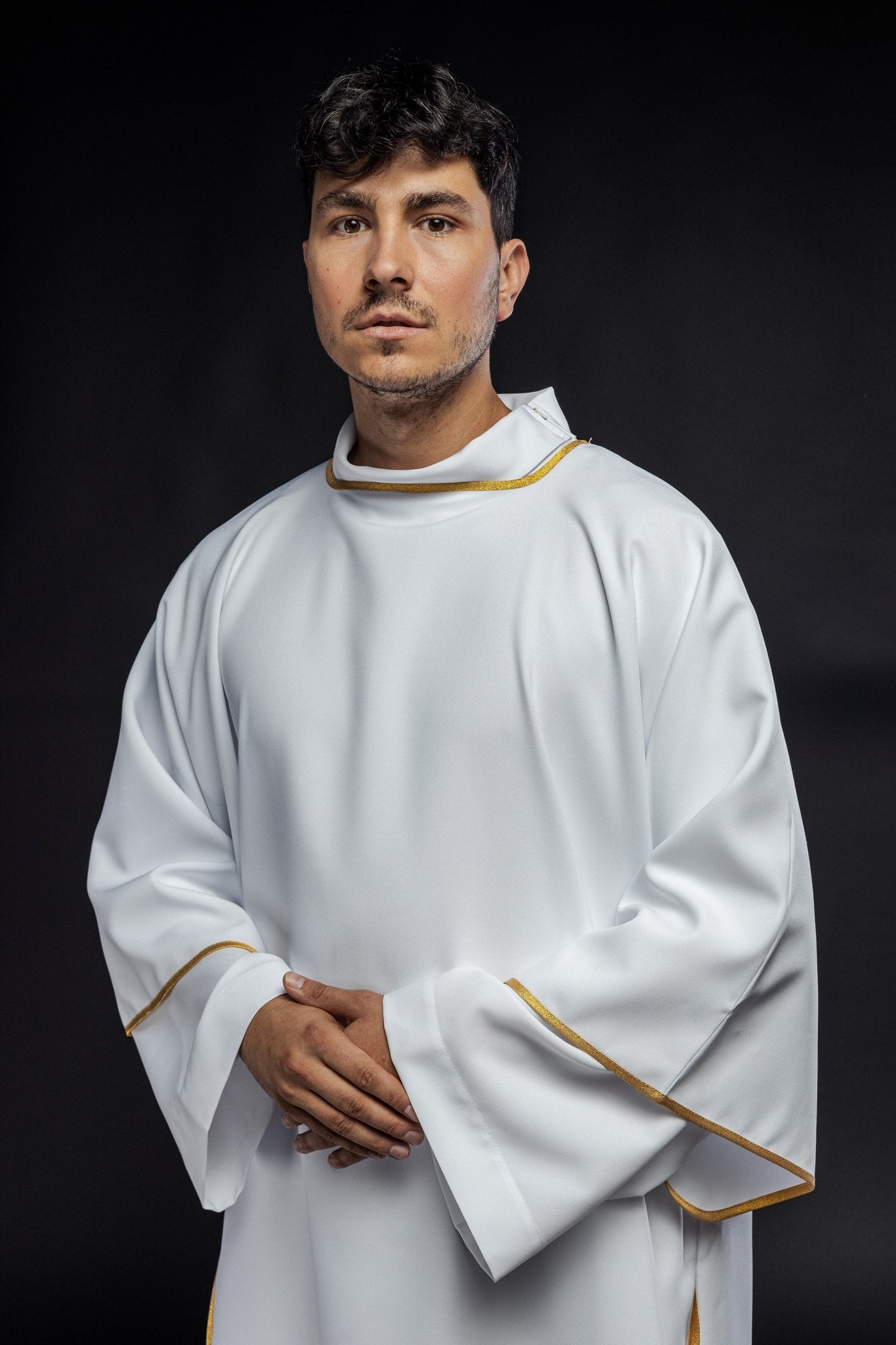 Dalmatique brodée unie avec bordure dorée blanche KDL/1002/04/12/D - CHASUBLES.FR
