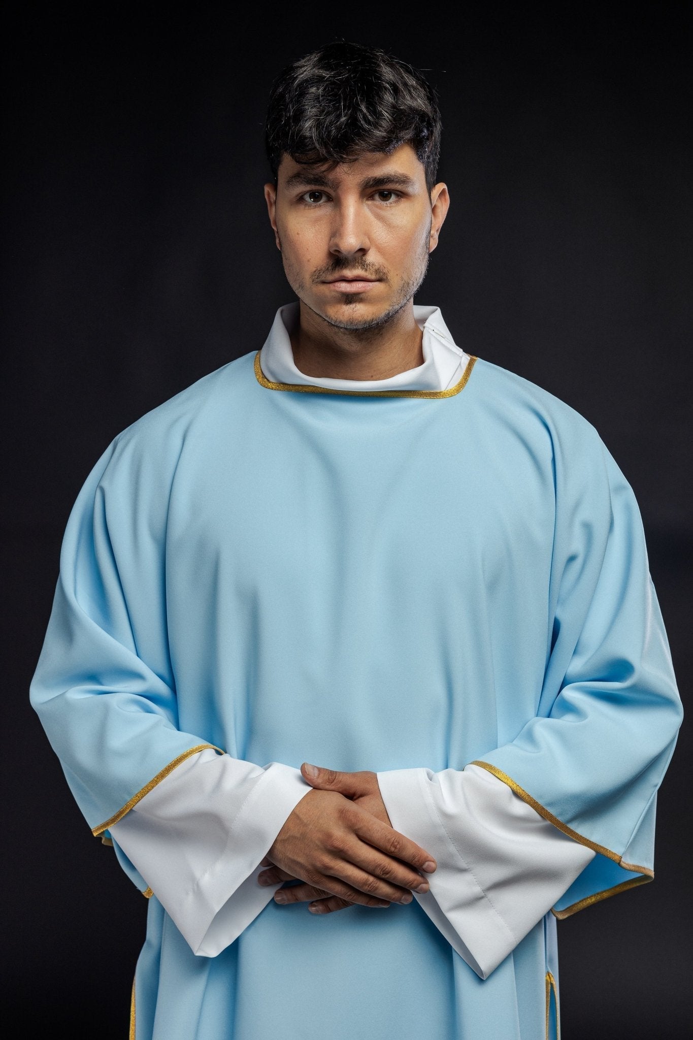 Dalmatique brodée unie avec bordure dorée bleue KDL/1002/06/12/D - CHASUBLES.FR