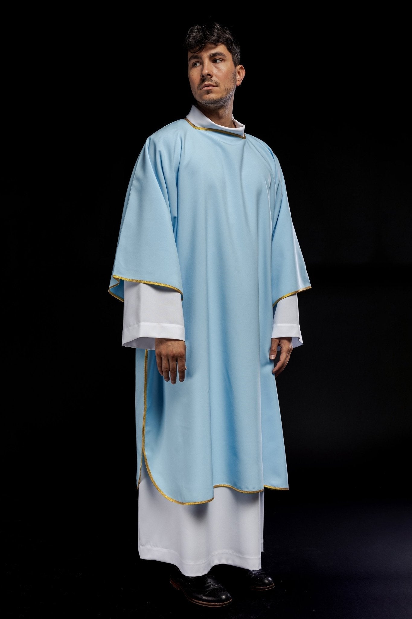 Dalmatique brodée unie avec bordure dorée bleue KDL/1002/06/12/D - CHASUBLES.FR