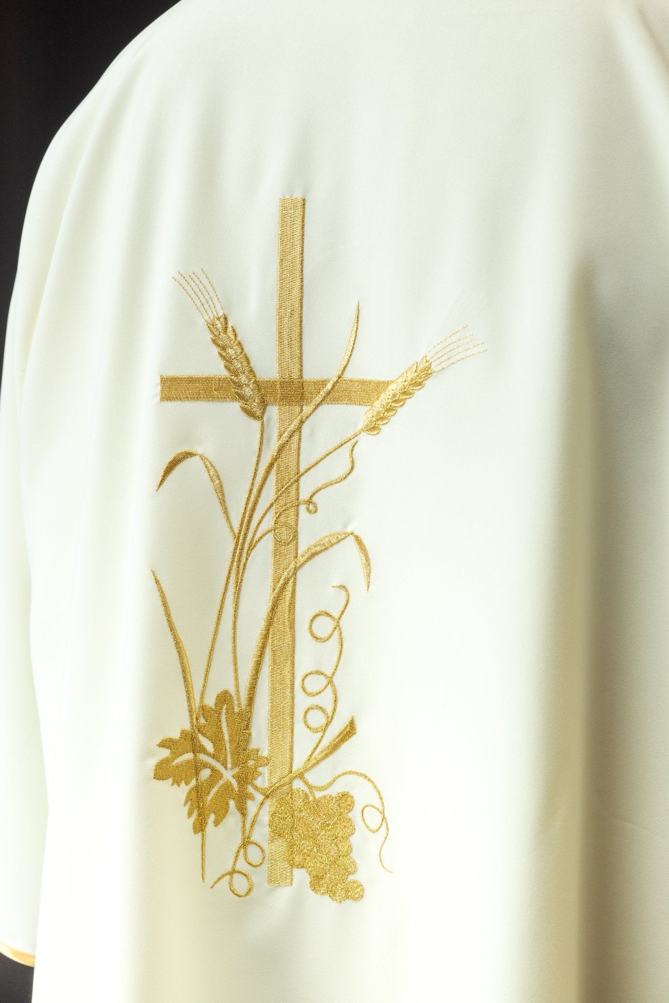Dalmatique écrue avec broderie de la croix Pax dorée KDL/026/05/12/D ECRU DALMATYK - CHASUBLES.FR