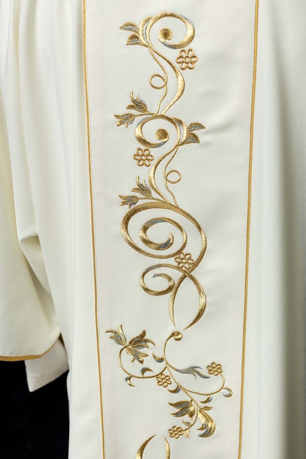 Dalmatique écrue avec une bande brodée du symbole IHS KDL/031/05/01/A ECRU DALMATYK - CHASUBLES.FR
