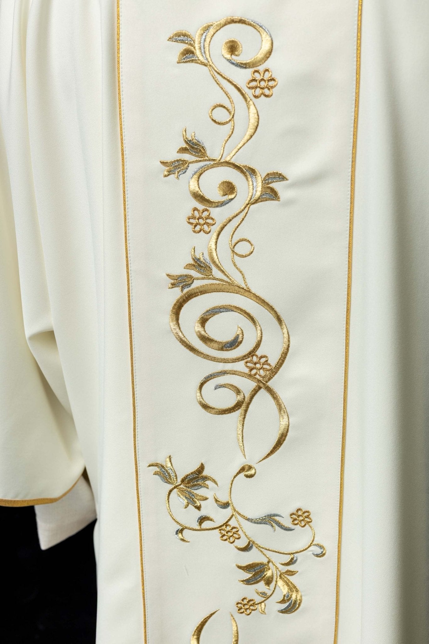 Dalmatique écrue avec une bande brodée du symbole IHS KDL/031/05/01/A ECRU DALMATYK - CHASUBLES.FR