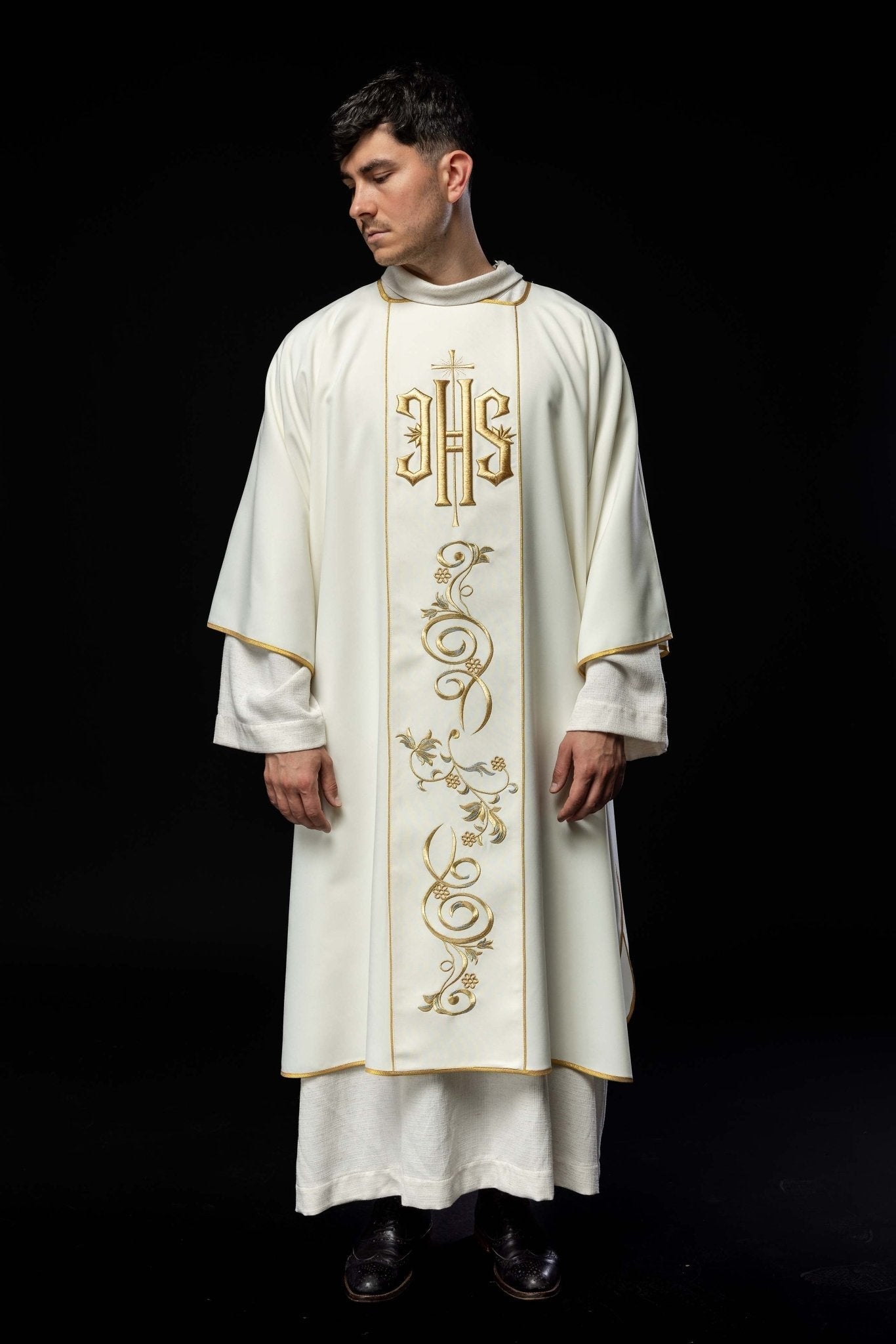 Dalmatique écrue avec une bande brodée du symbole IHS KDL/031/05/01/A ECRU DALMATYK - CHASUBLES.FR