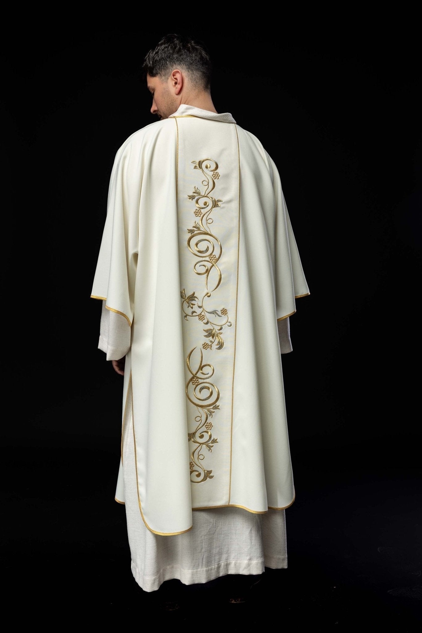 Dalmatique écrue avec une bande brodée du symbole IHS KDL/031/05/01/A ECRU DALMATYK - CHASUBLES.FR