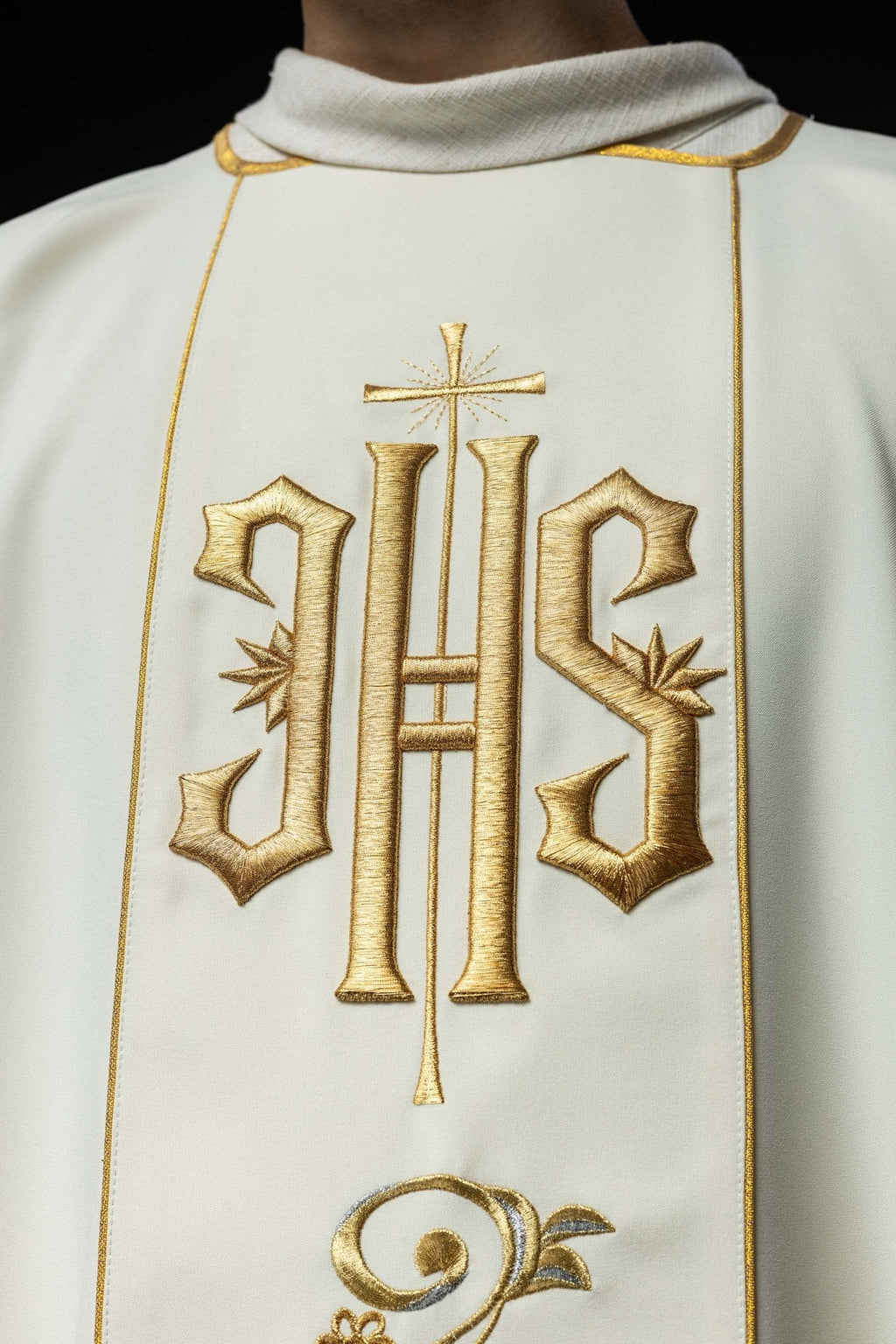 Dalmatique écrue avec une bande brodée du symbole IHS KDL/031/05/01/A ECRU DALMATYK - CHASUBLES.FR