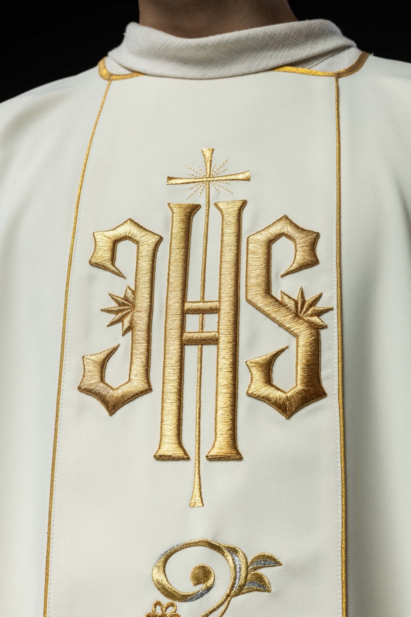 Dalmatique écrue avec une bande brodée du symbole IHS KDL/031/05/01/A ECRU DALMATYK - CHASUBLES.FR