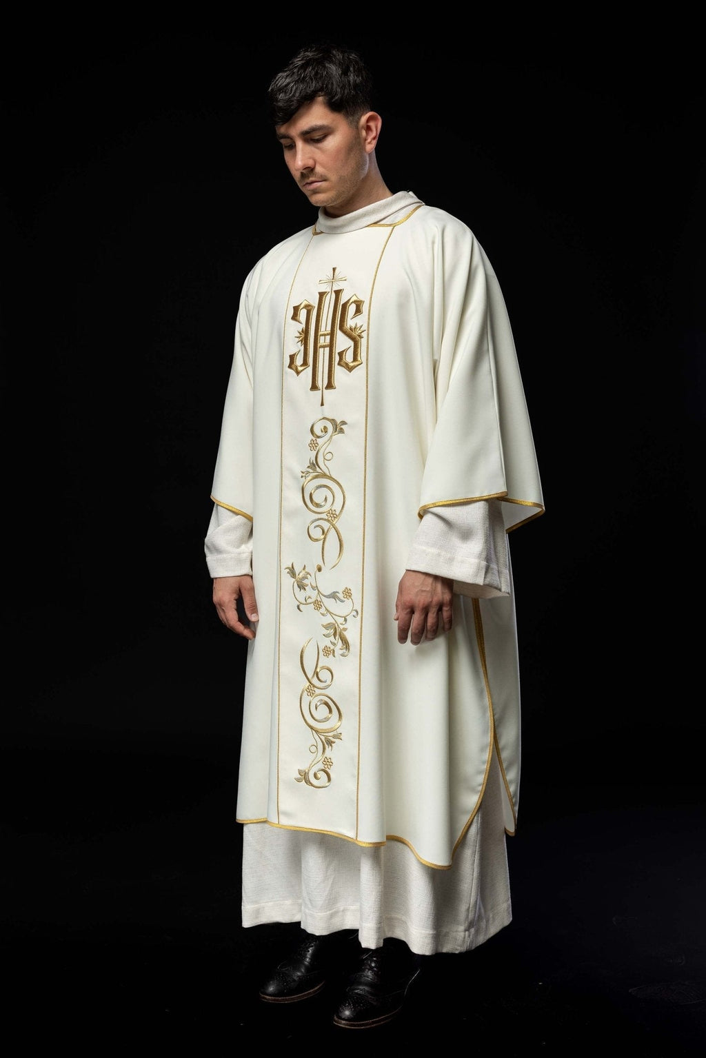 Dalmatique écrue avec une bande brodée du symbole IHS KDL/031/05/01/A ECRU DALMATYK - CHASUBLES.FR