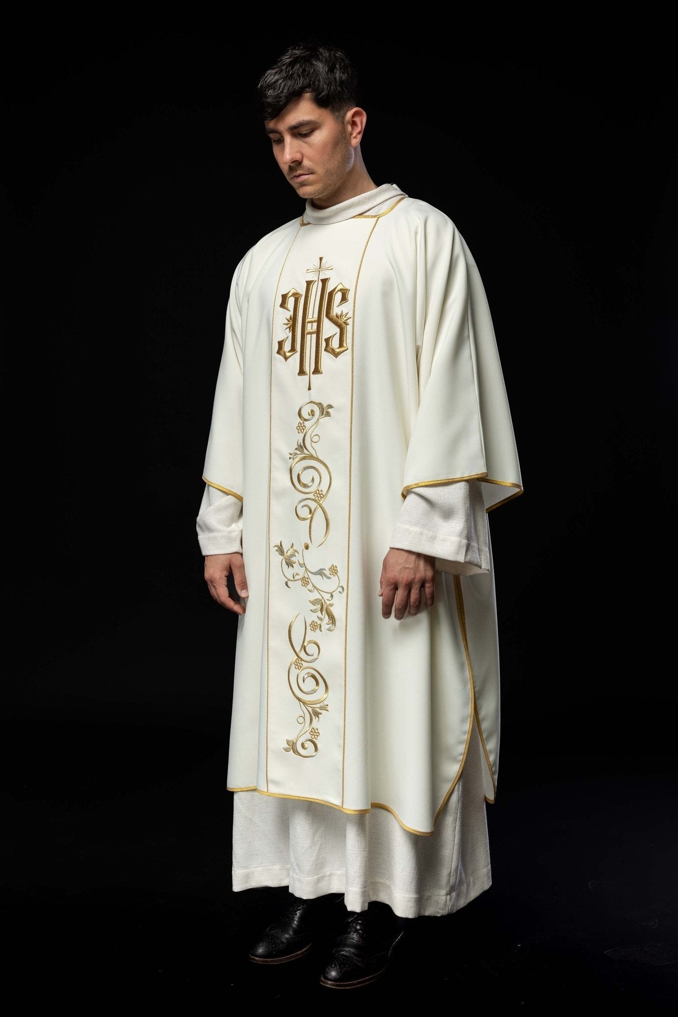 Dalmatique écrue avec une bande brodée du symbole IHS KDL/031/05/01/A ECRU DALMATYK - CHASUBLES.FR