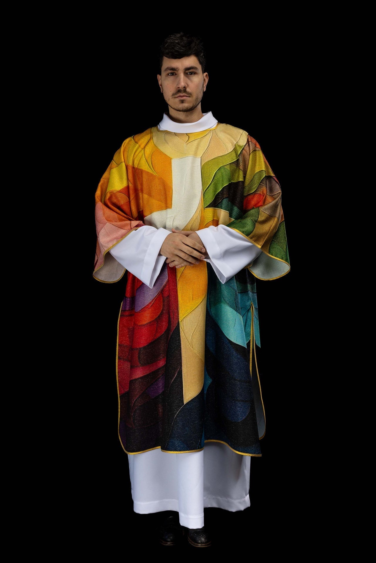 Dalmatique imprimée en couleur avec motif de croix KOD/1005/99/40 - CHASUBLES.FR