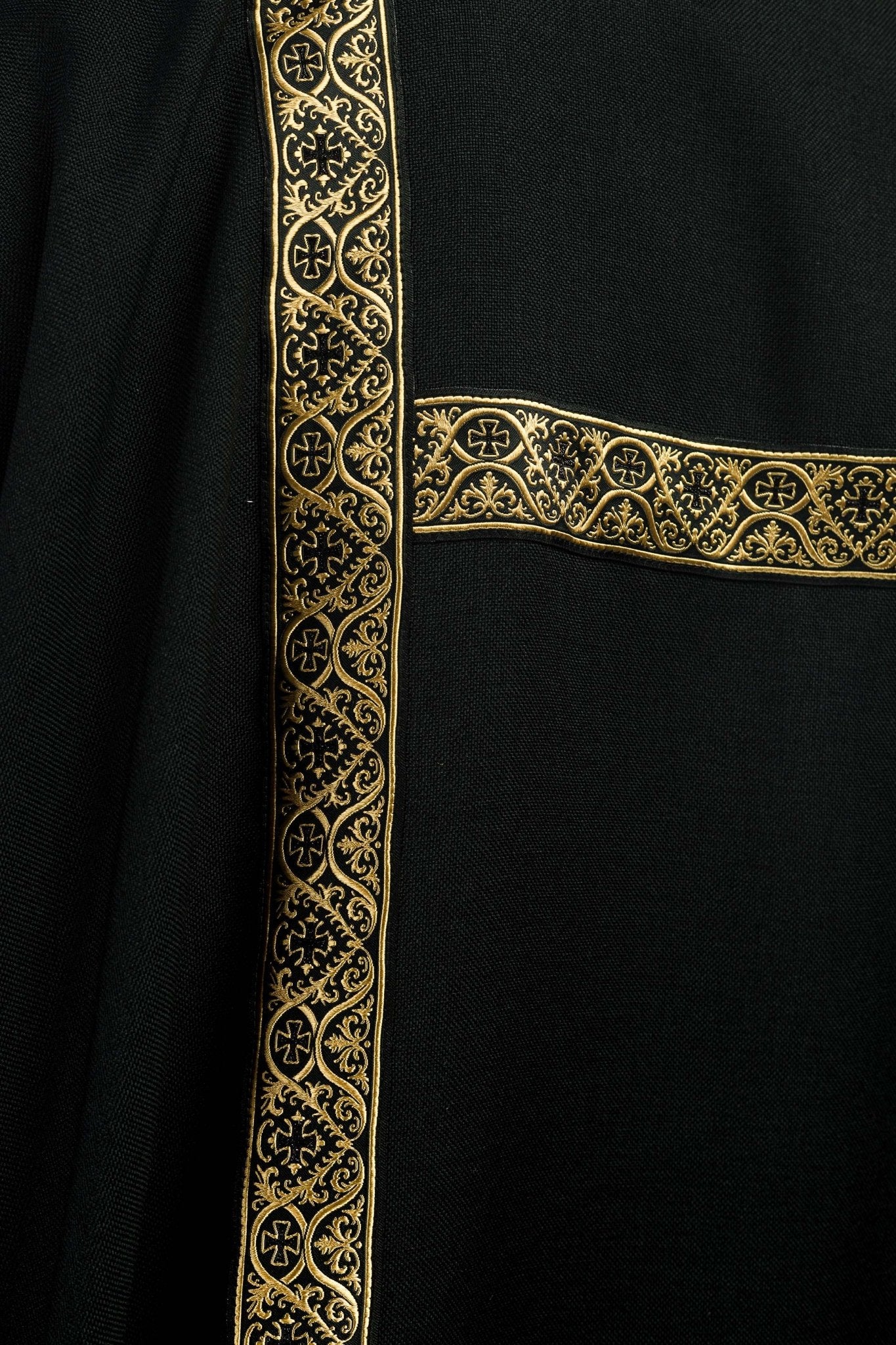 Dalmatique noire décorée de rubans jacquard dorés KDL/395/07/70/B - CHASUBLES.FR