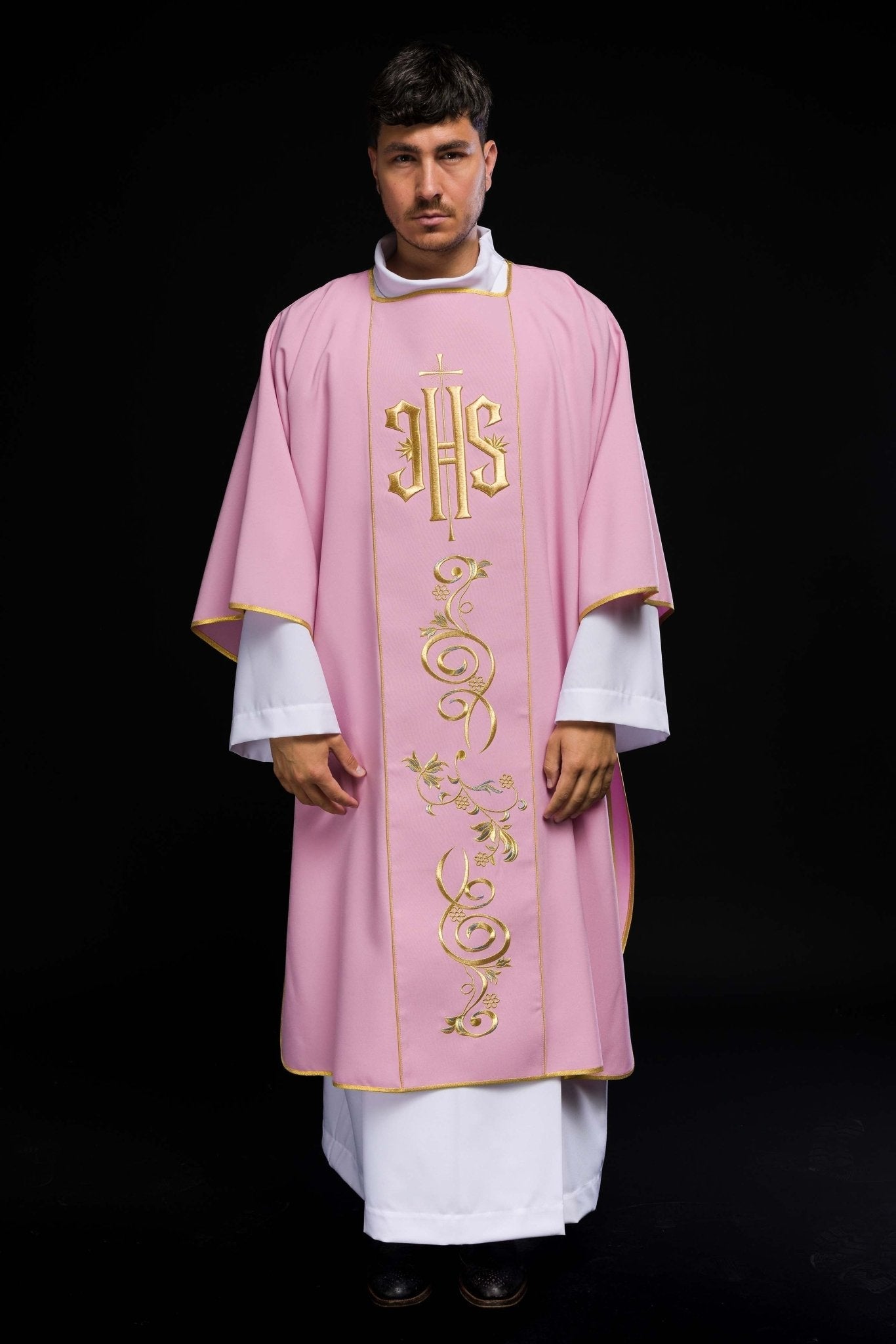 Dalmatique rose avec bande brodée IHS KDL/031/08/01/A RÓŻWY DALMATYK - CHASUBLES.FR