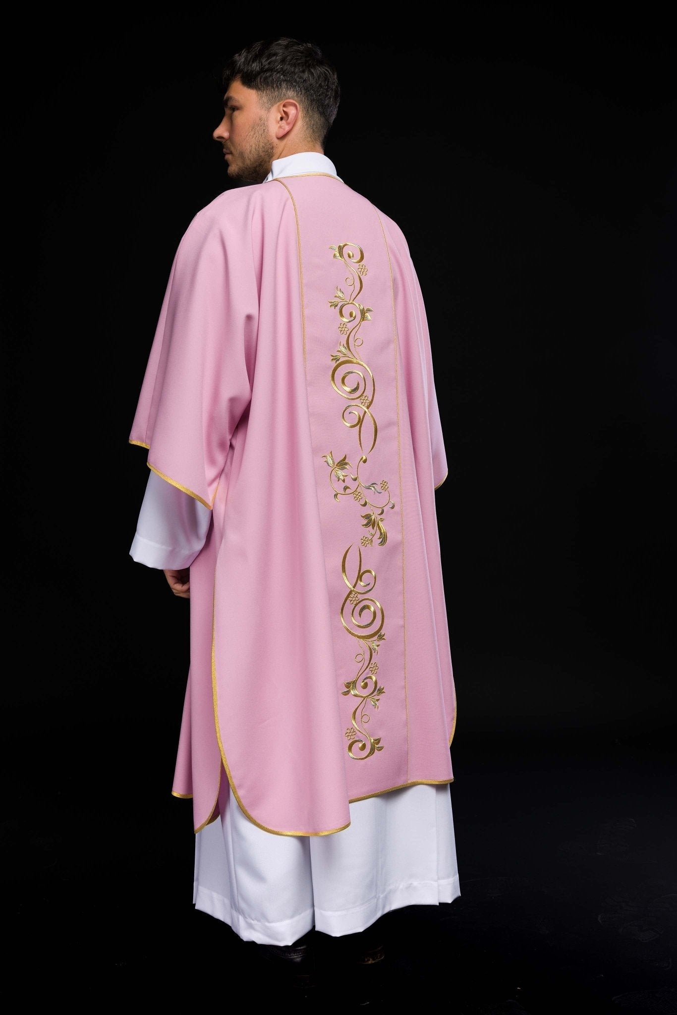 Dalmatique rose avec bande brodée IHS KDL/031/08/01/A RÓŻWY DALMATYK - CHASUBLES.FR