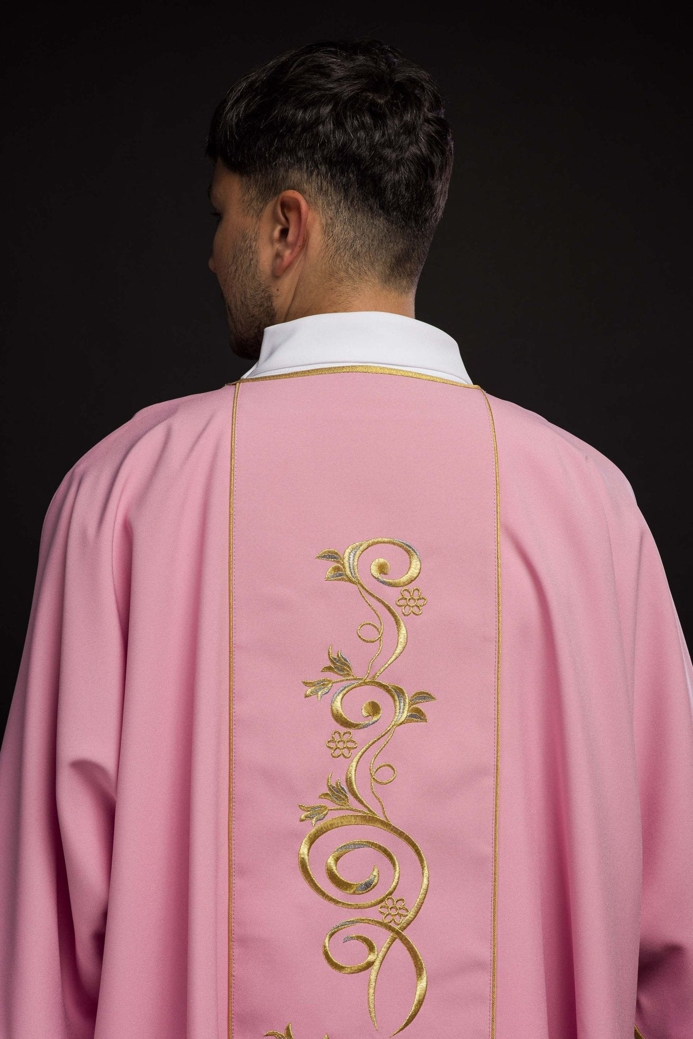 Dalmatique rose avec bande brodée IHS KDL/031/08/01/A RÓŻWY DALMATYK - CHASUBLES.FR